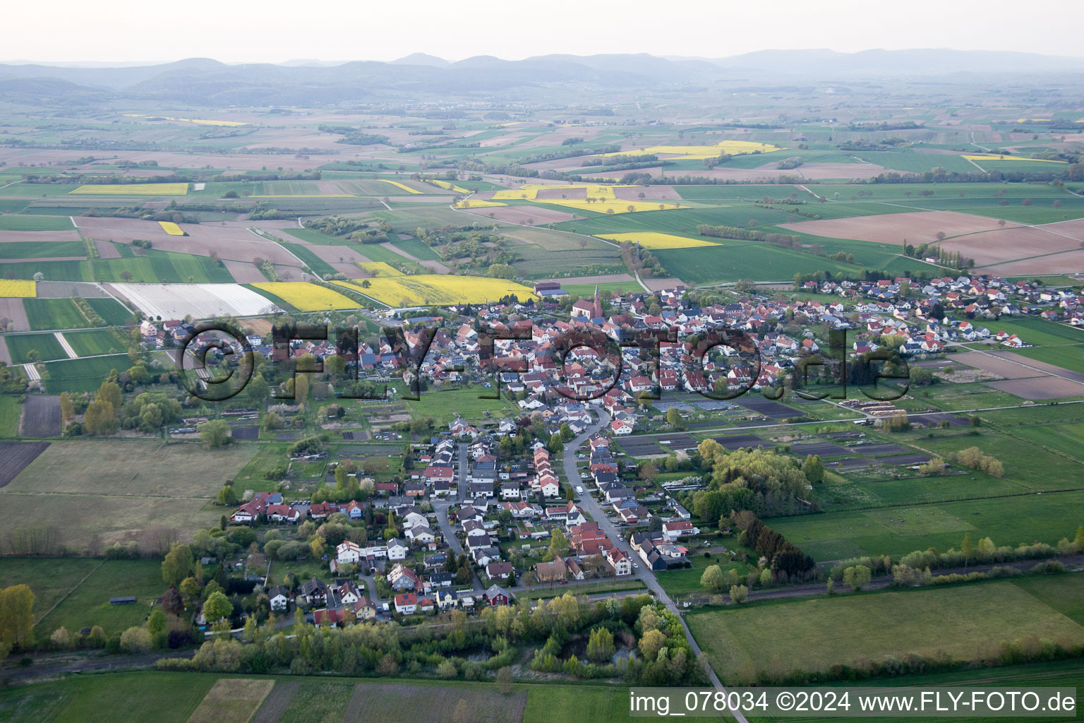 Kapsweyer dans le département Rhénanie-Palatinat, Allemagne du point de vue du drone