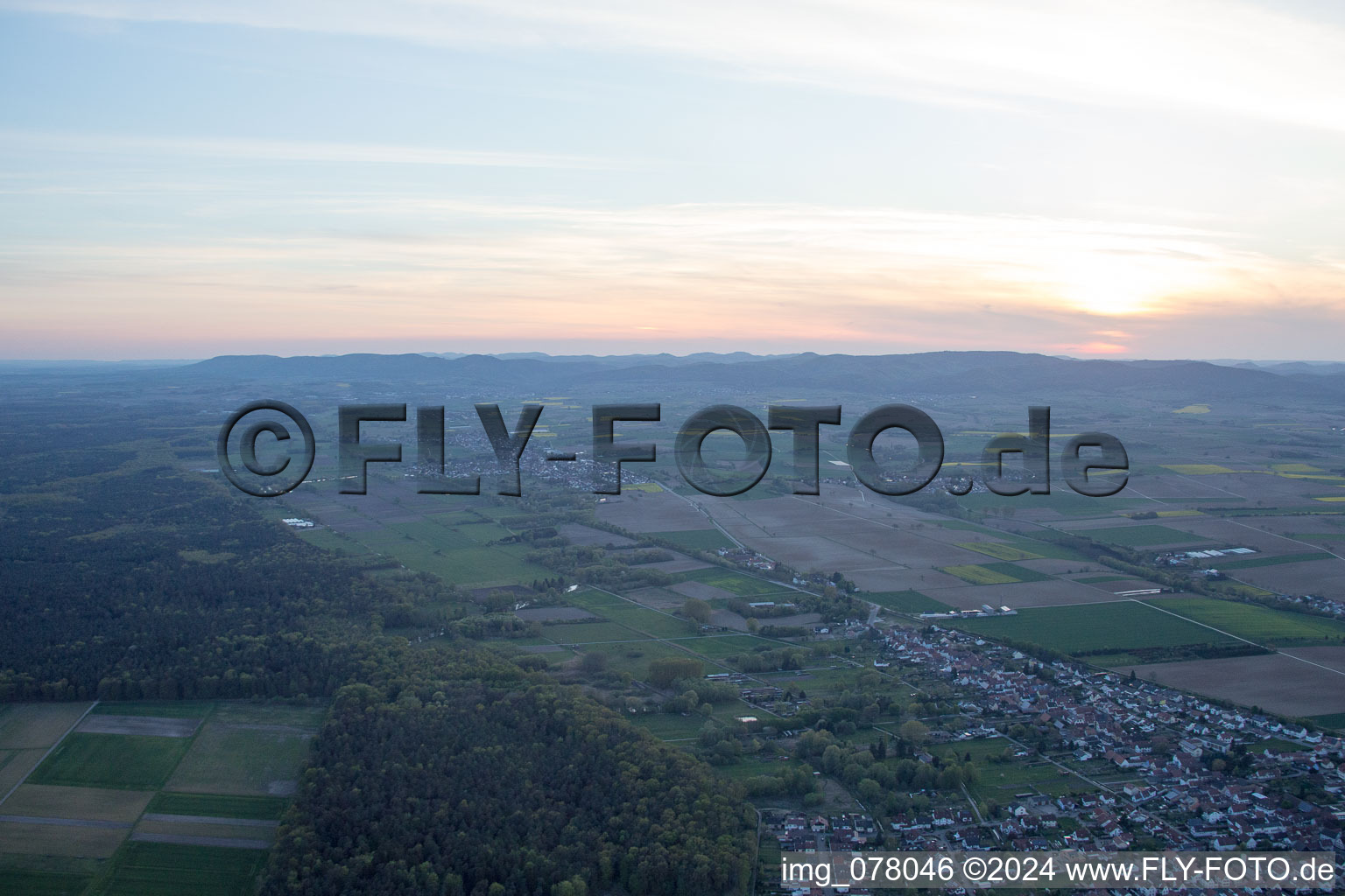 Quartier Schaidt in Wörth am Rhein dans le département Rhénanie-Palatinat, Allemagne du point de vue du drone