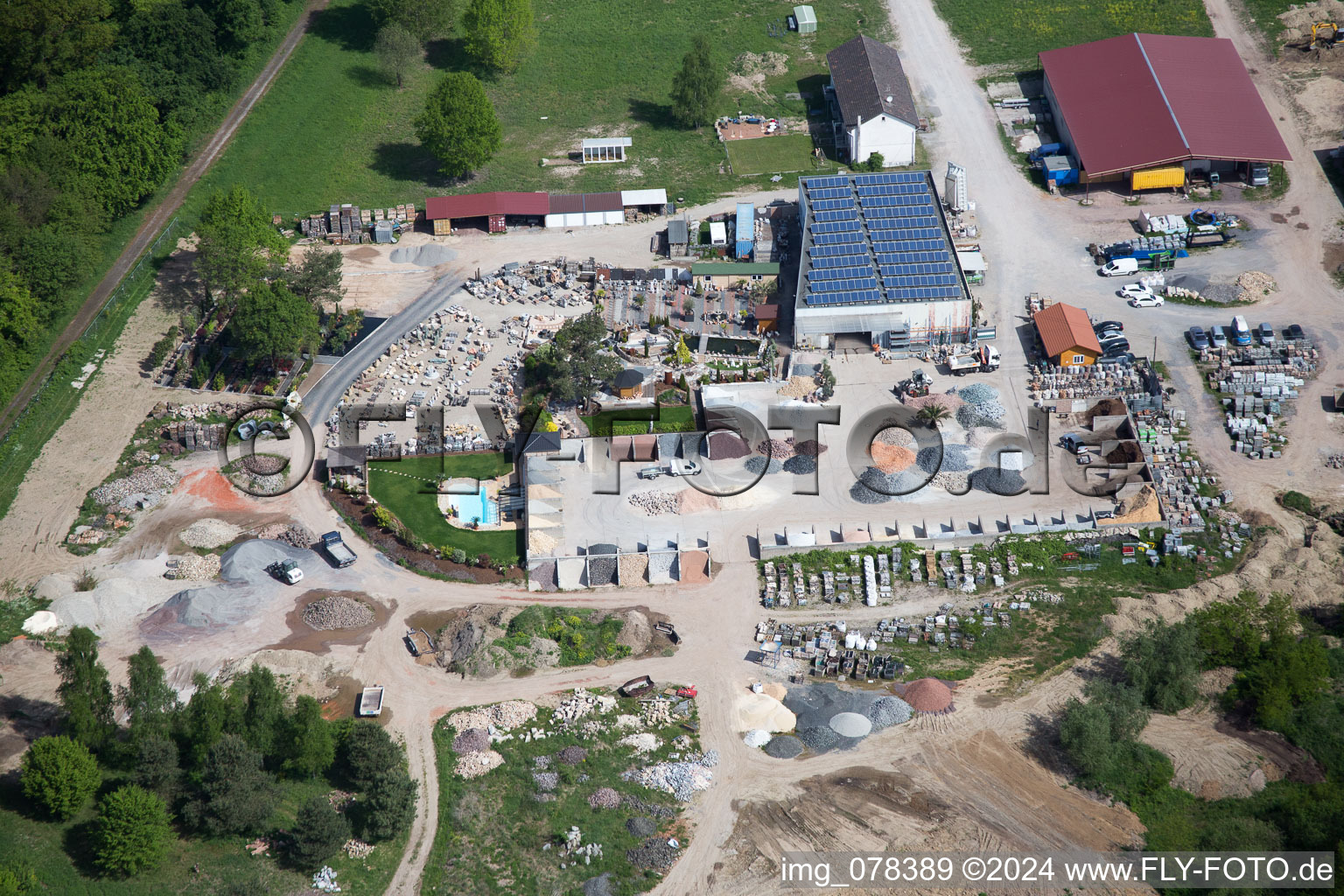 Vue aérienne de Commerce de matériaux de construction Aménagement paysager et jardin du Palatinum à Hagenbach dans le département Rhénanie-Palatinat, Allemagne