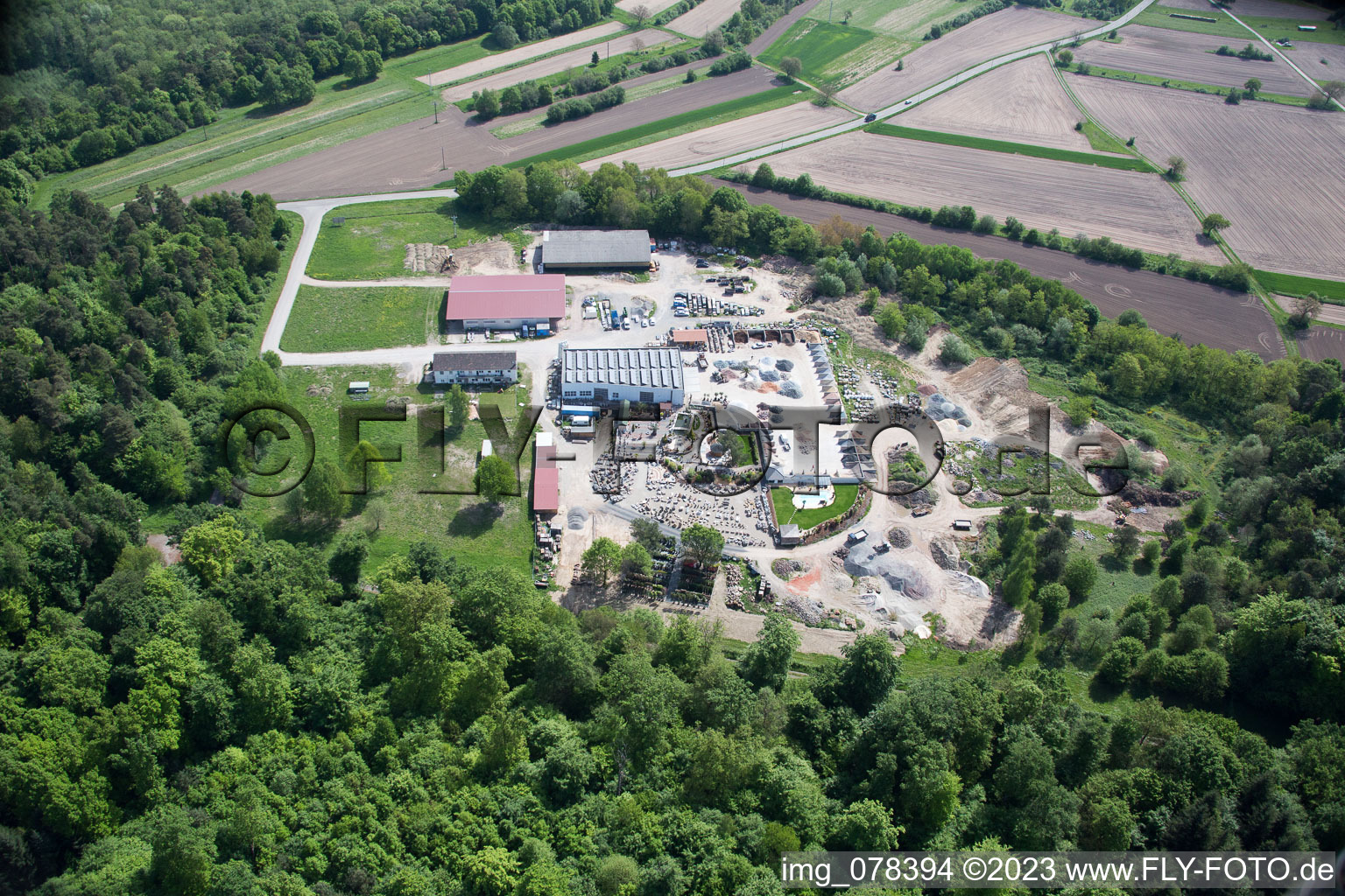 Aménagement paysager et jardin du Palatinum à Hagenbach dans le département Rhénanie-Palatinat, Allemagne d'un drone