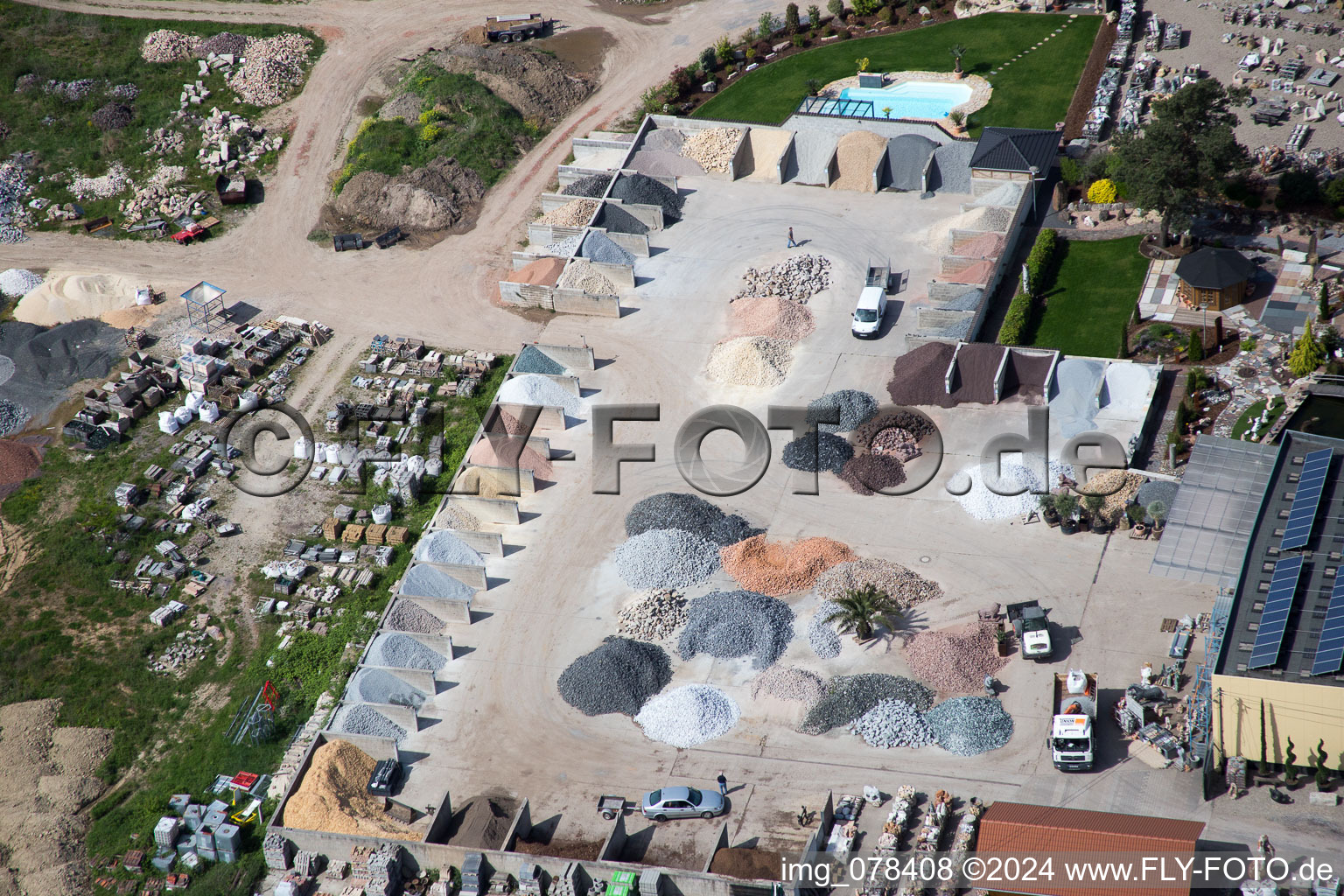 Aménagement paysager et jardin du Palatinum à Hagenbach dans le département Rhénanie-Palatinat, Allemagne du point de vue du drone