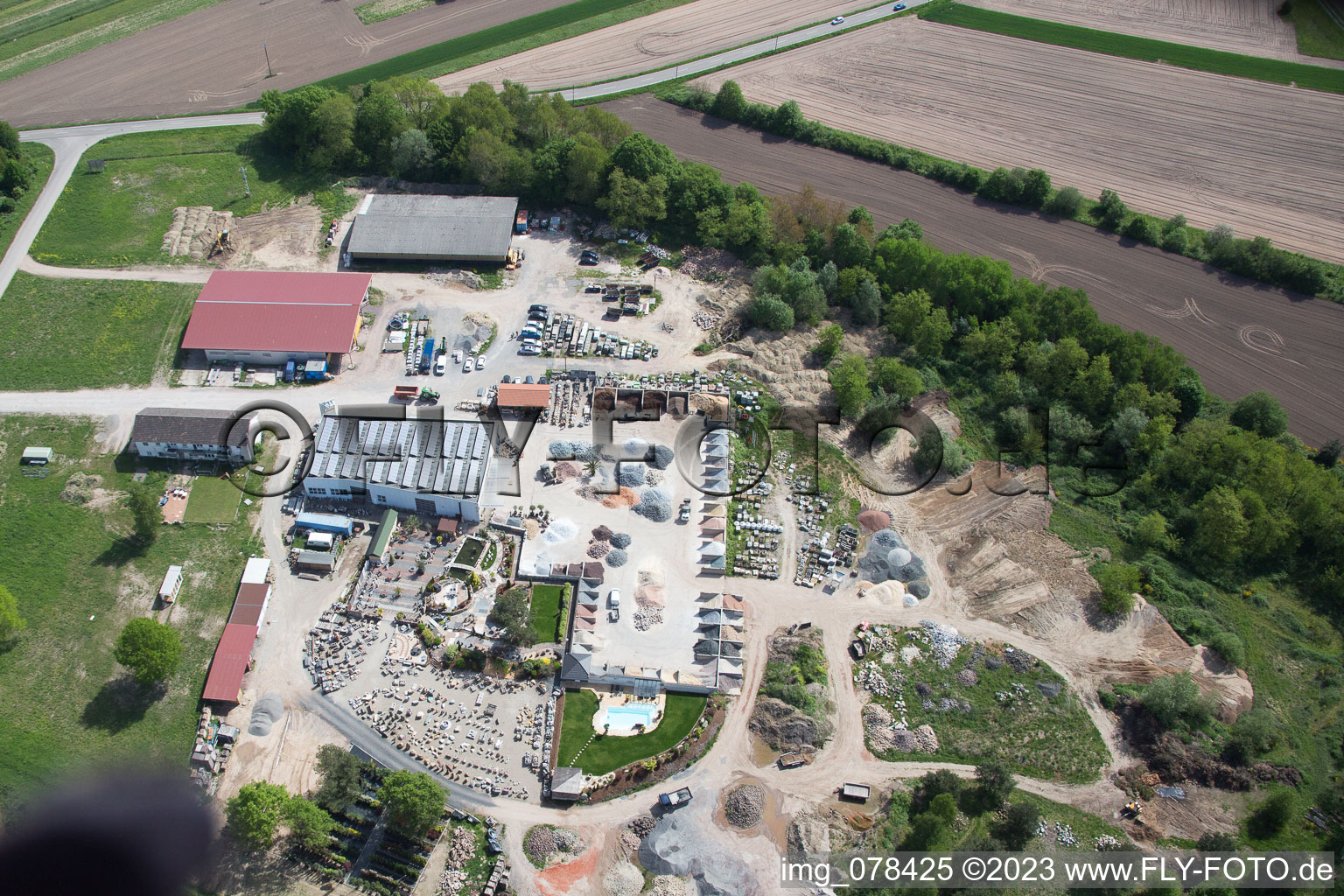 Aménagement paysager et jardin du Palatinum à Hagenbach dans le département Rhénanie-Palatinat, Allemagne du point de vue du drone