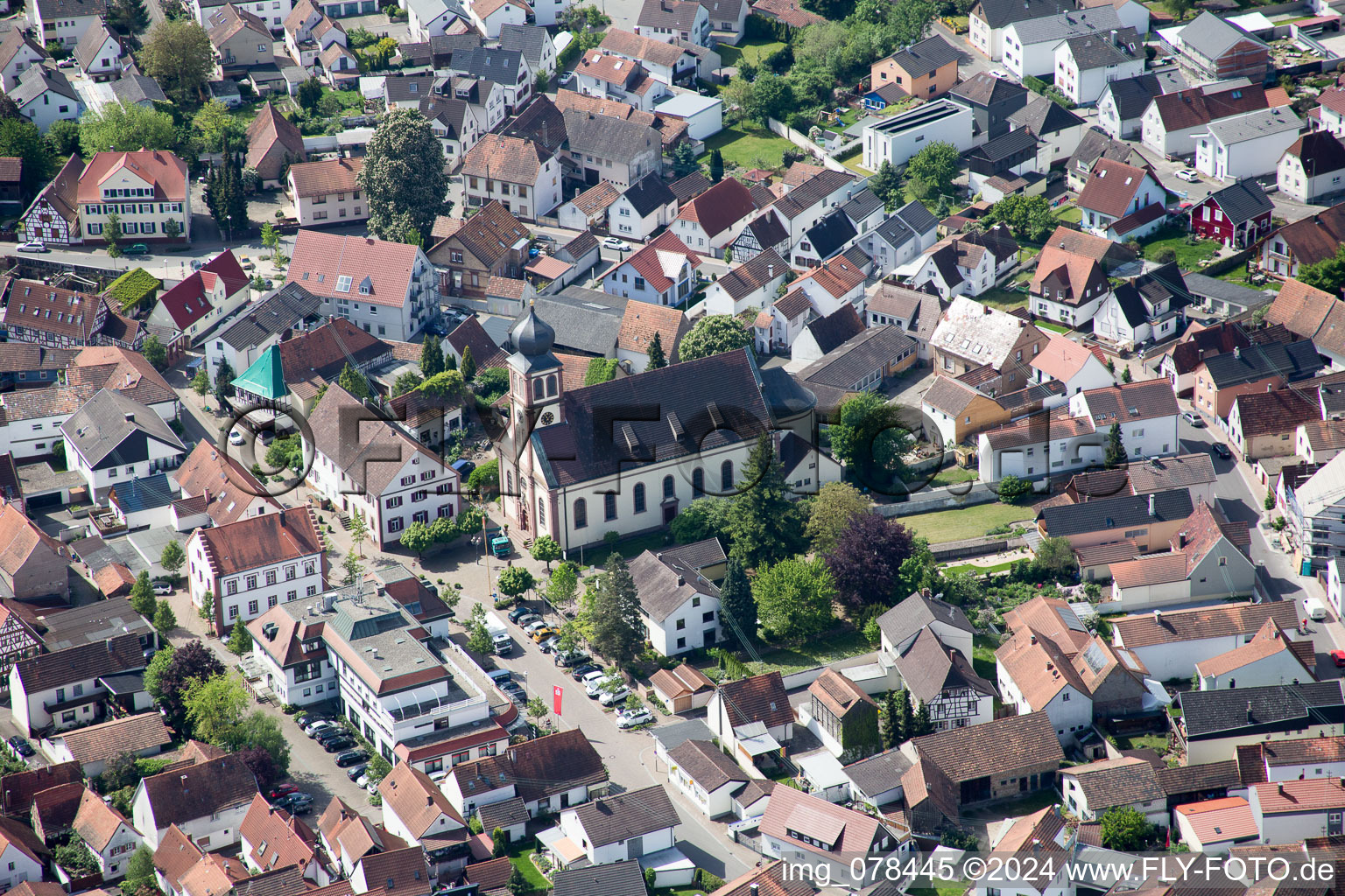 Vue aérienne de Bâtiment d'église au centre du village à Hagenbach dans le département Rhénanie-Palatinat, Allemagne