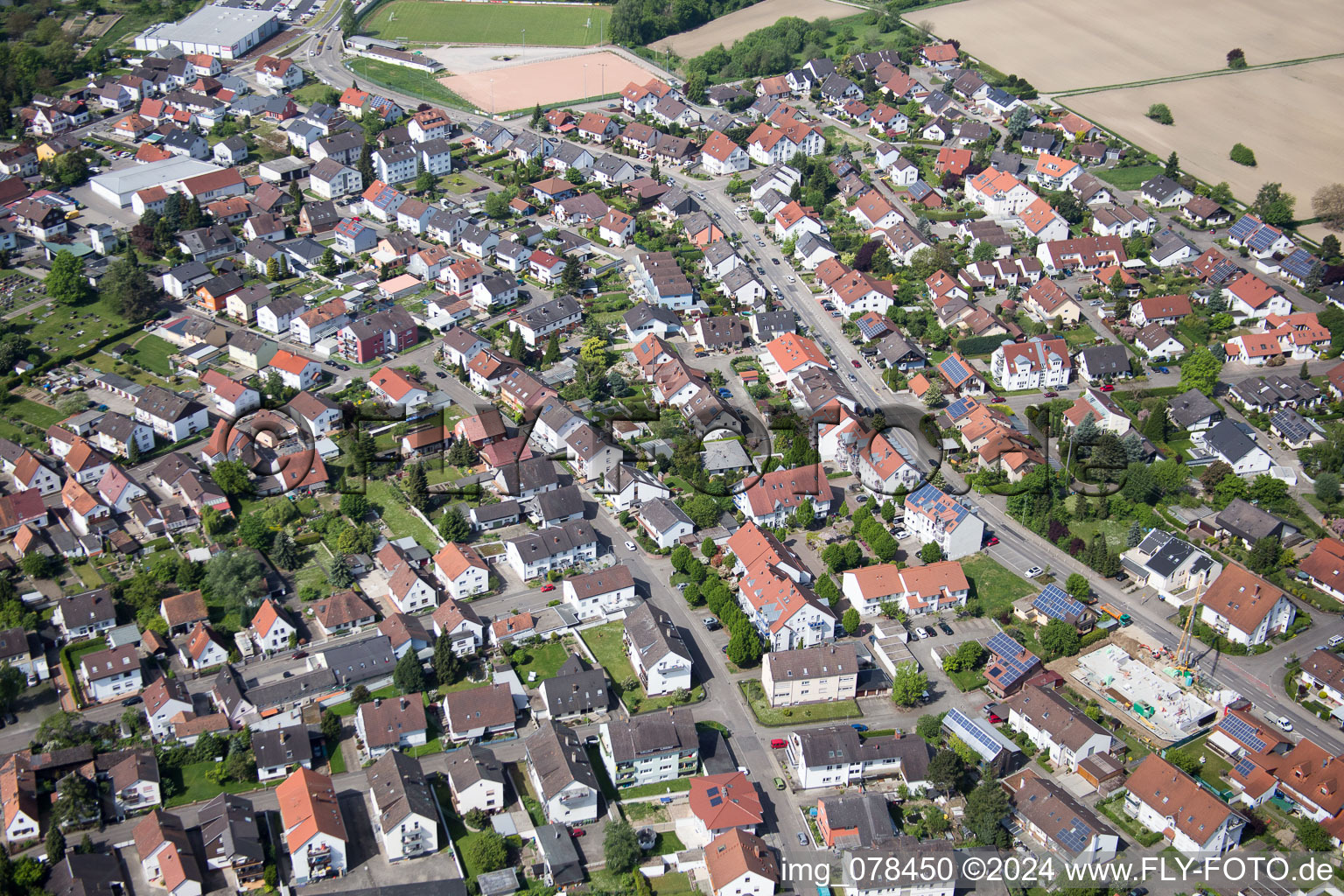 Hagenbach dans le département Rhénanie-Palatinat, Allemagne vu d'un drone