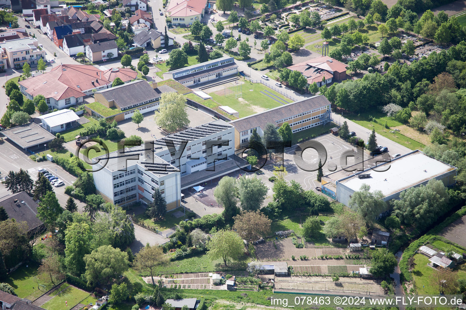 Hagenbach dans le département Rhénanie-Palatinat, Allemagne du point de vue du drone