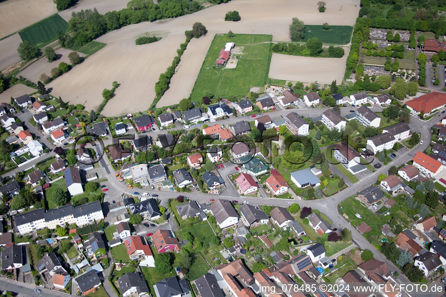 Hagenbach dans le département Rhénanie-Palatinat, Allemagne vu d'un drone