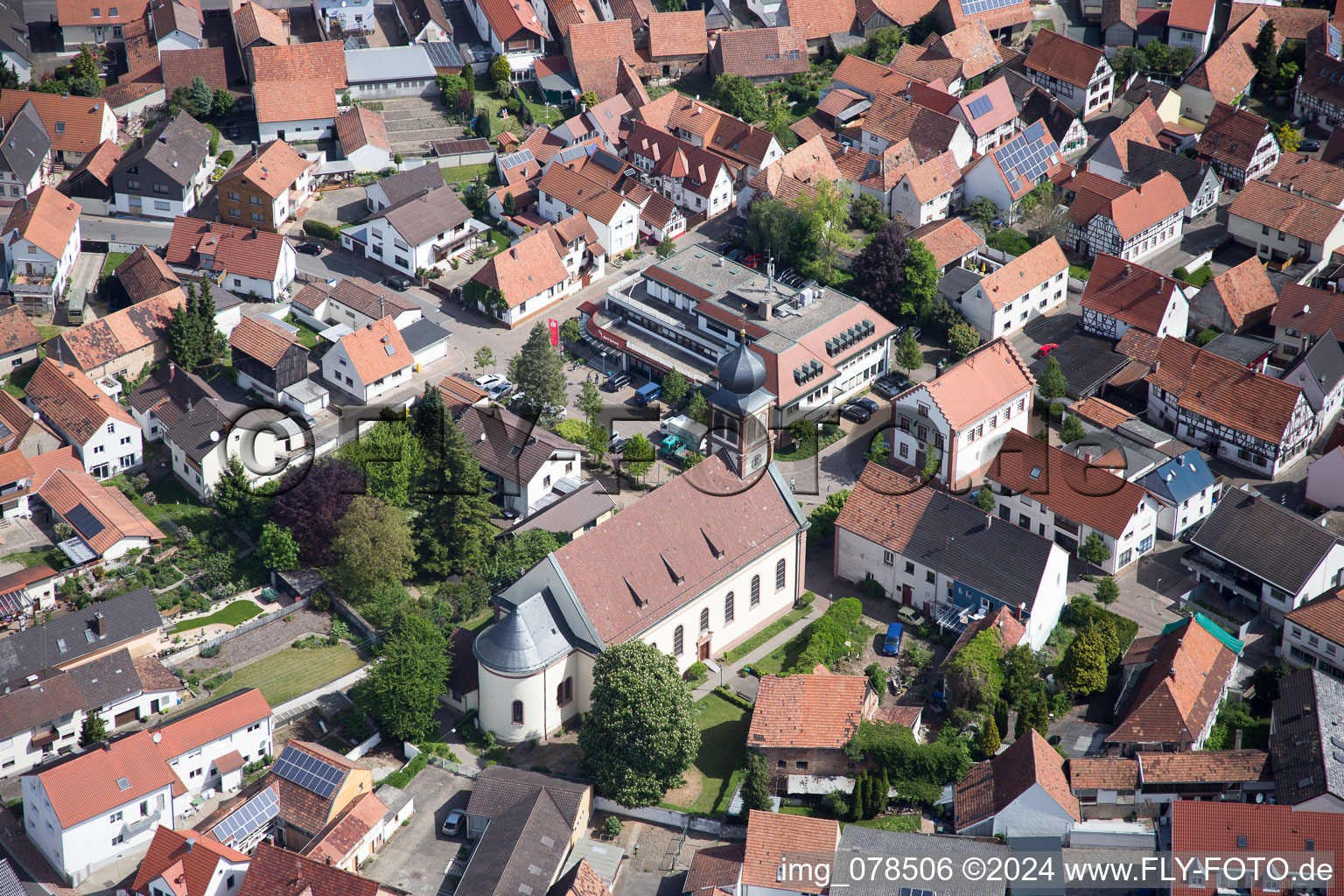 Vue aérienne de Bâtiment d'église au centre du village à Hagenbach dans le département Rhénanie-Palatinat, Allemagne