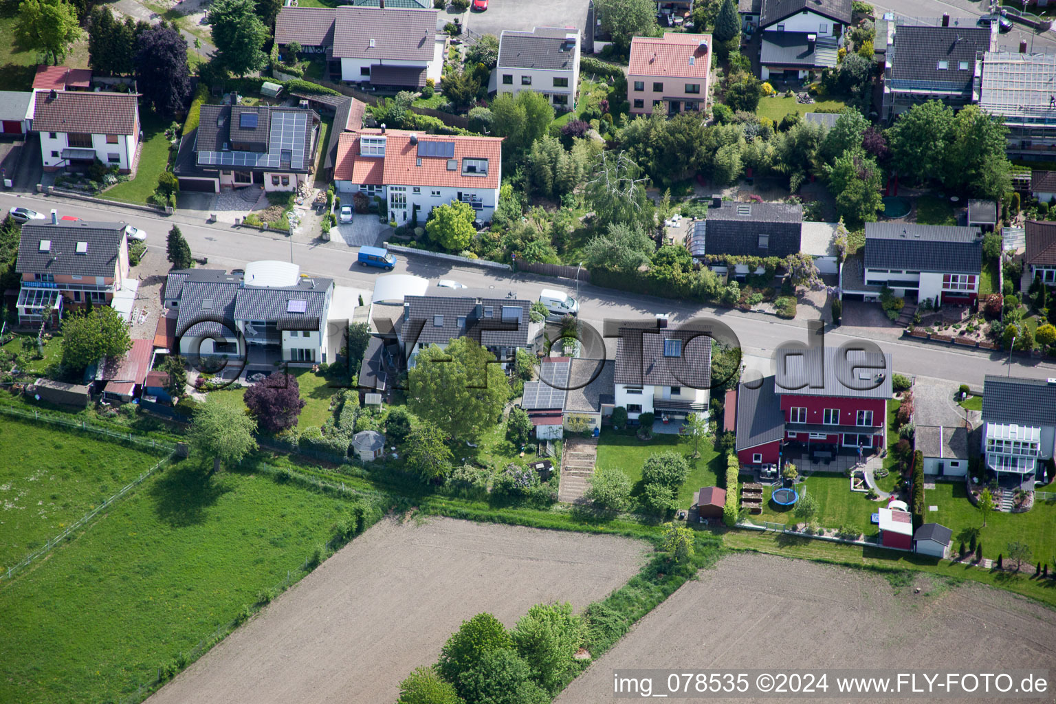 Hagenbach dans le département Rhénanie-Palatinat, Allemagne vu d'un drone