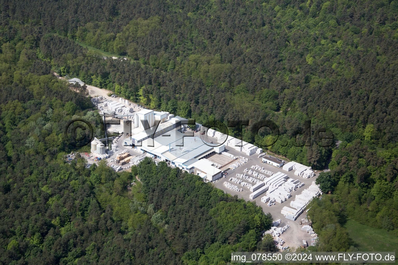 Neuburg dans le département Rhénanie-Palatinat, Allemagne depuis l'avion