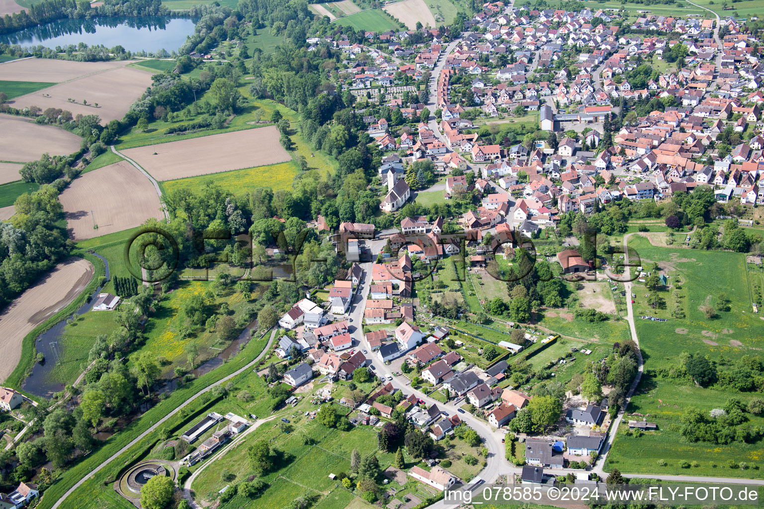 Vue aérienne de District de Neulauterburg (Palatinat) à Berg dans le département Rhénanie-Palatinat, Allemagne