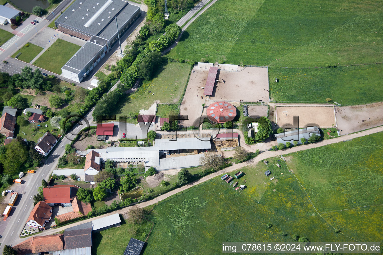 Vue aérienne de Bienwaldranch à le quartier Neulauterburg in Berg dans le département Rhénanie-Palatinat, Allemagne