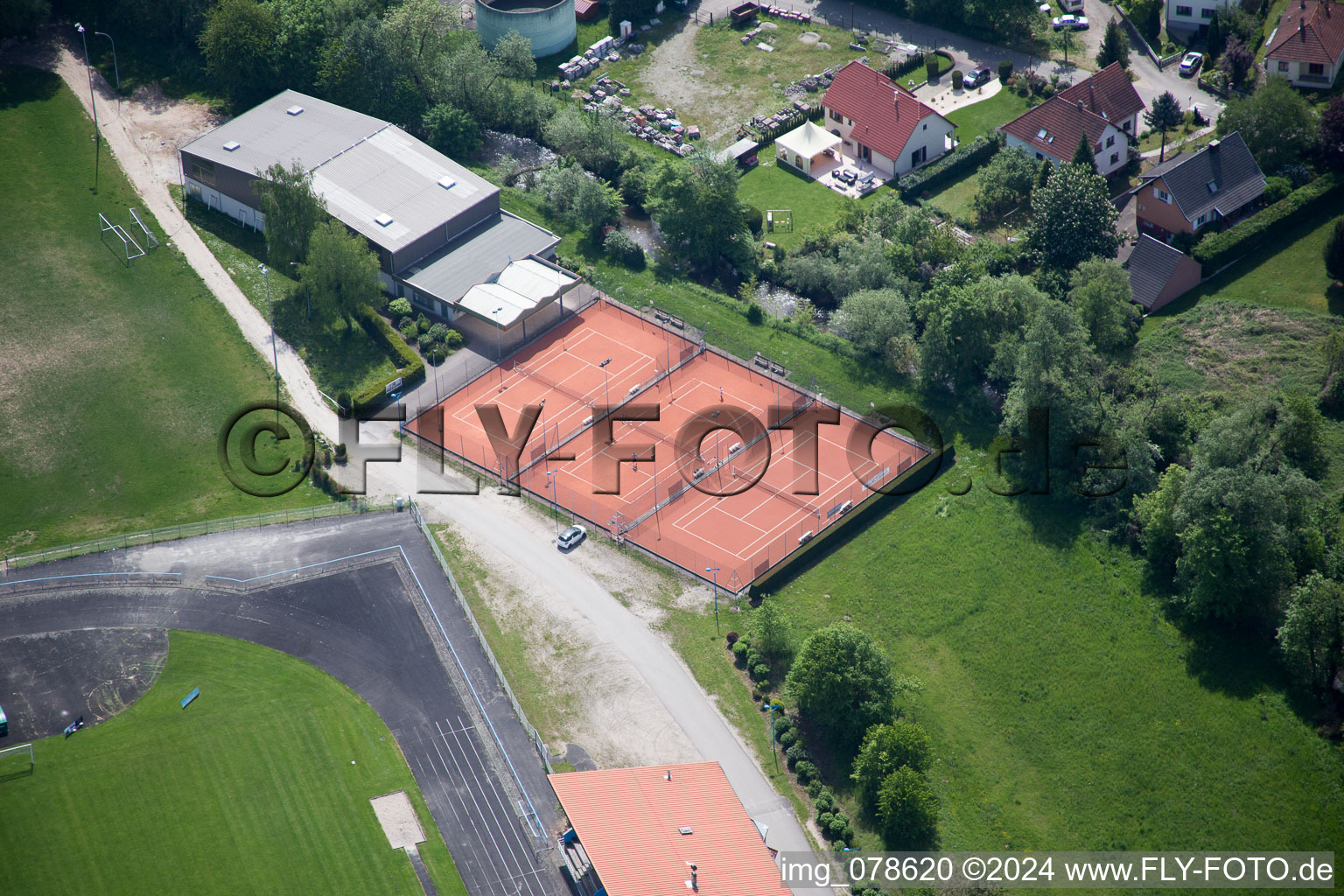 Vue aérienne de Terrains de sport à Lauterbourg dans le département Bas Rhin, France