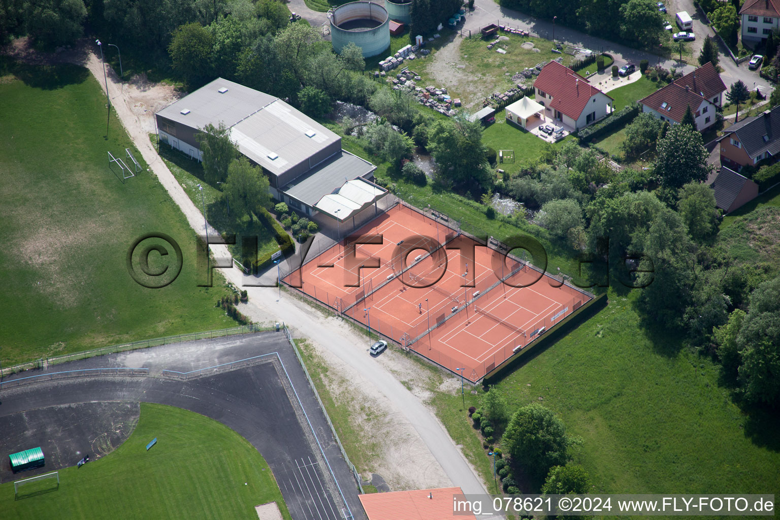 Vue aérienne de Terrains de sport à Lauterbourg dans le département Bas Rhin, France