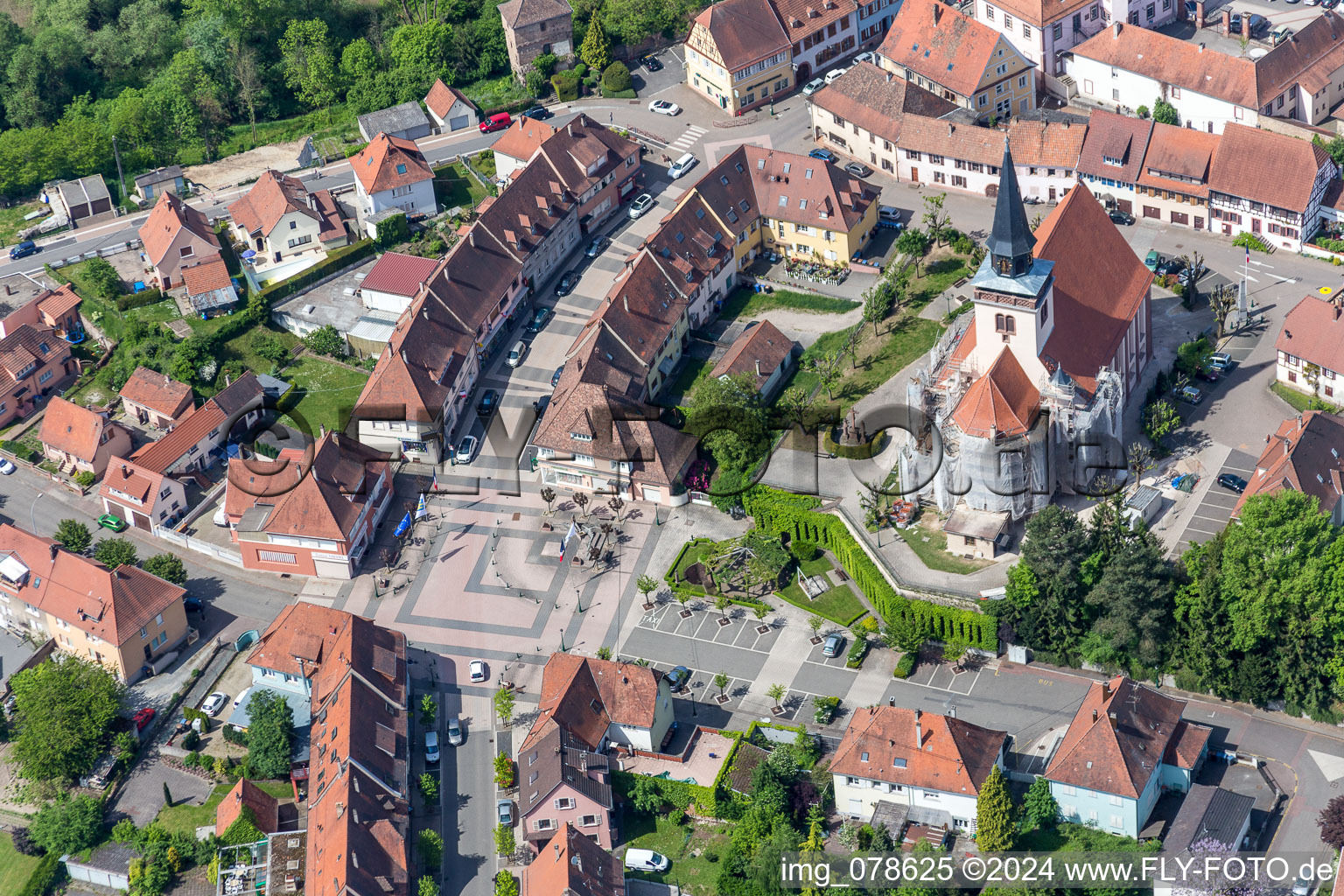 Vue aérienne de Place de l'église Église de la Trinité de Lauterbourg au centre ville à le quartier Neulauterburg in Lauterbourg dans le département Bas Rhin, France