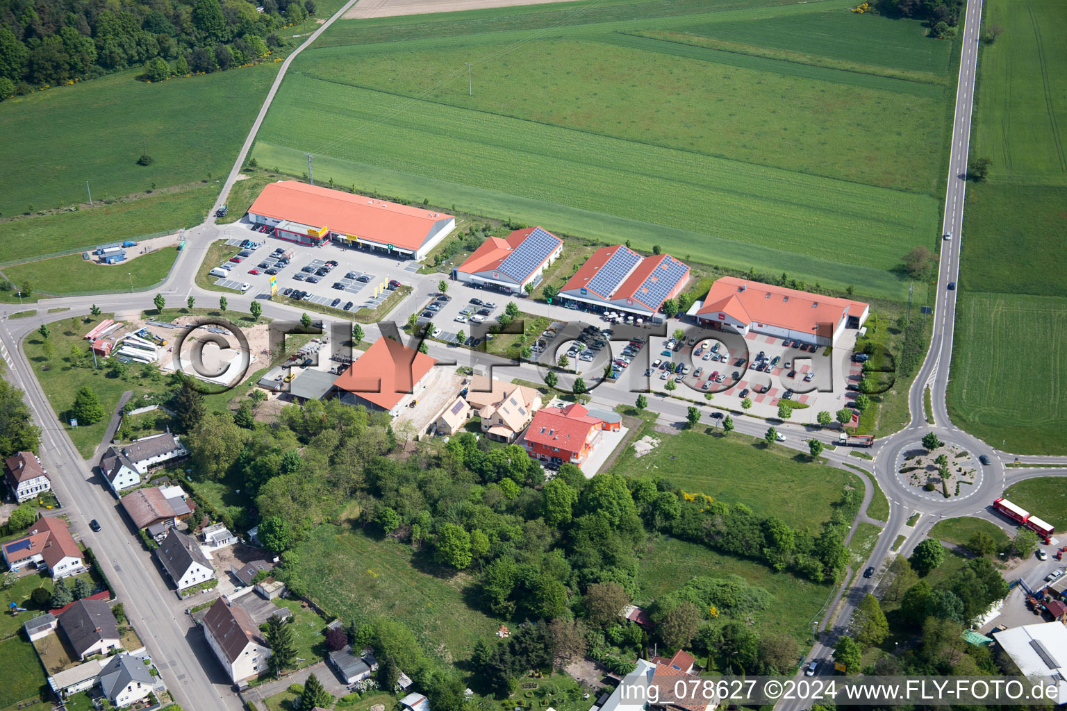 Vue aérienne de Centres commerciaux à le quartier Neulauterburg in Berg dans le département Rhénanie-Palatinat, Allemagne