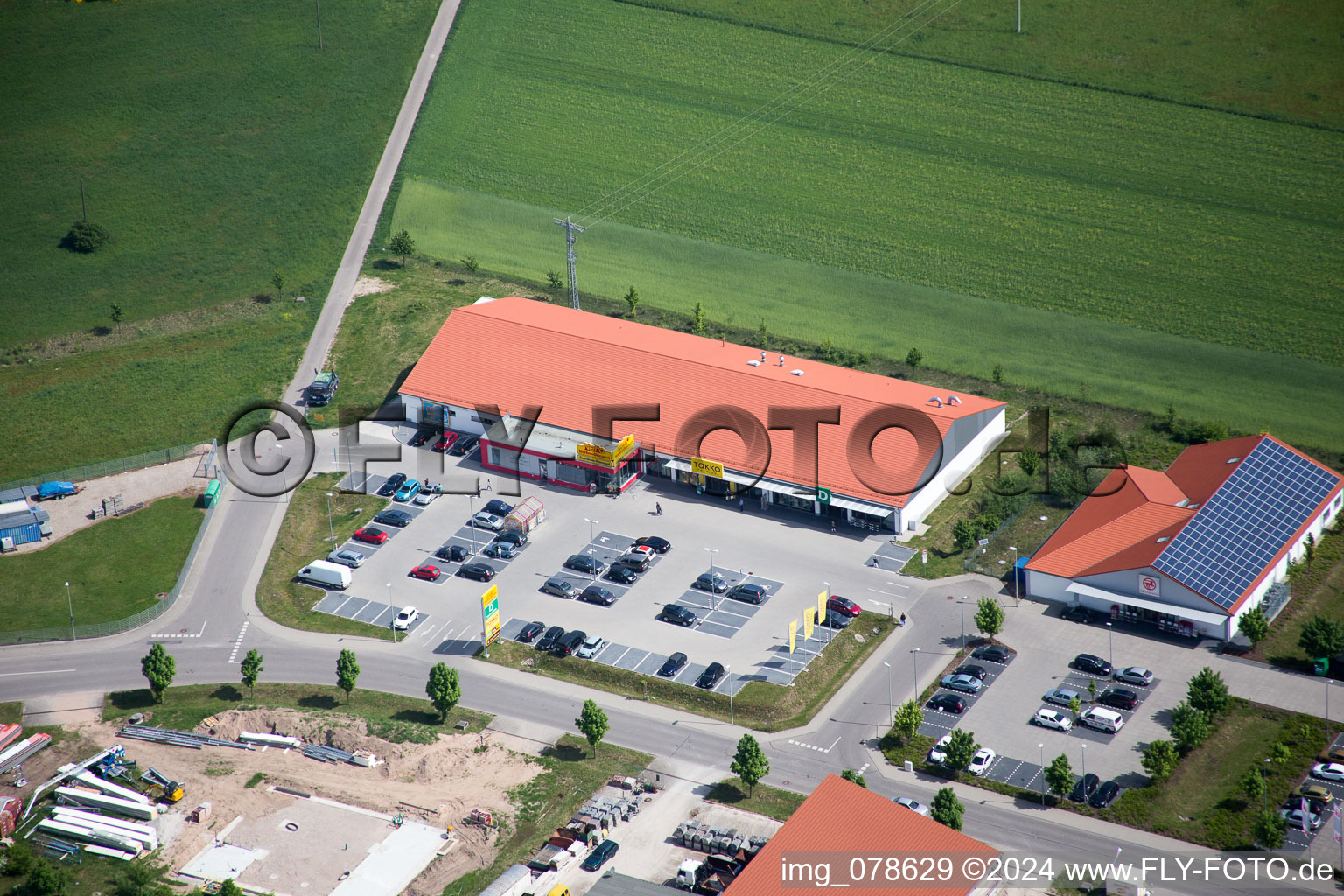 Vue aérienne de Centres commerciaux à le quartier Neulauterburg in Berg dans le département Rhénanie-Palatinat, Allemagne