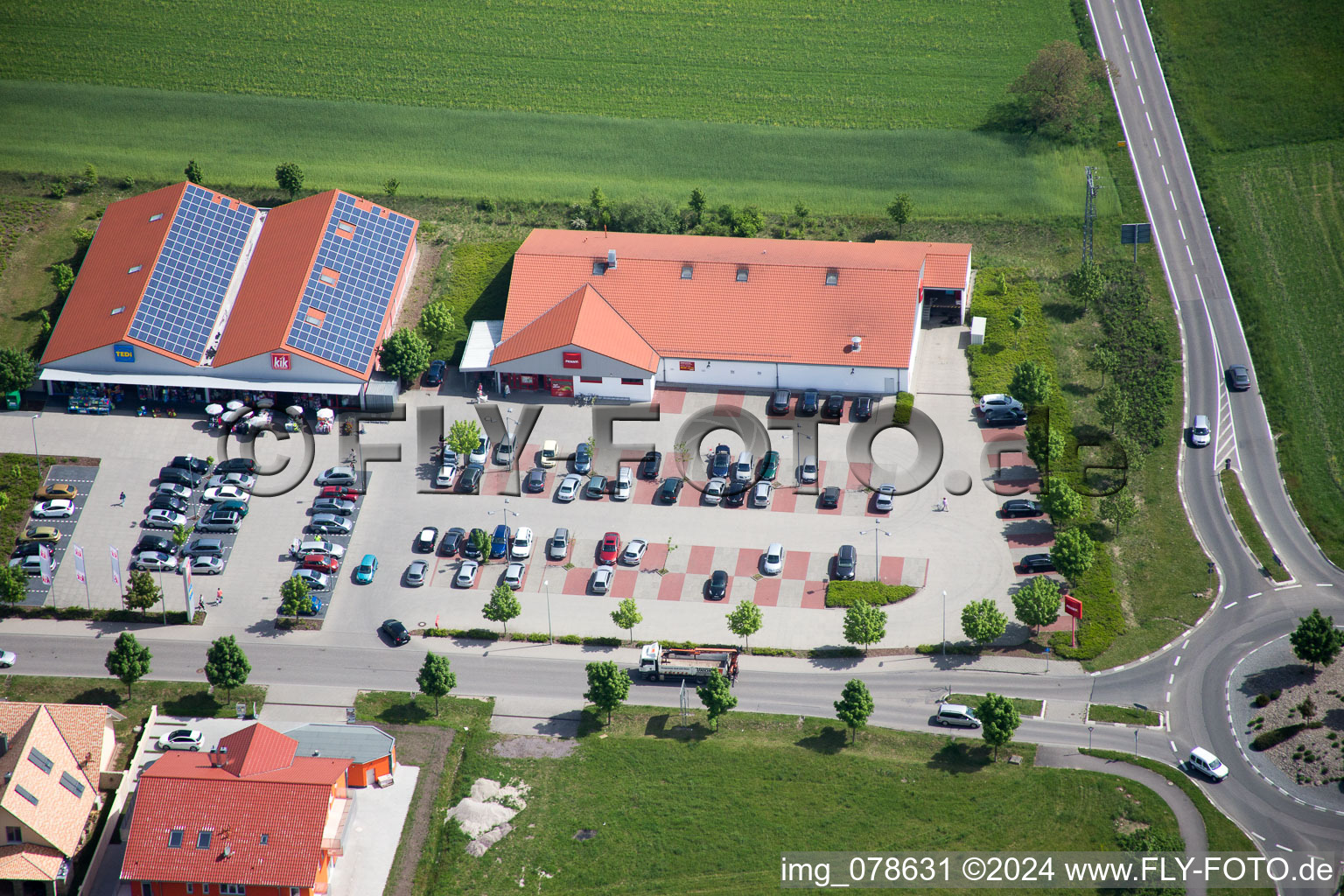 Vue oblique de Centres commerciaux à le quartier Neulauterburg in Berg dans le département Rhénanie-Palatinat, Allemagne