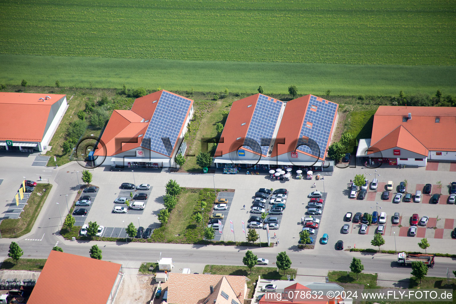 Centres commerciaux à Neulauterburg dans le département Rhénanie-Palatinat, Allemagne d'en haut