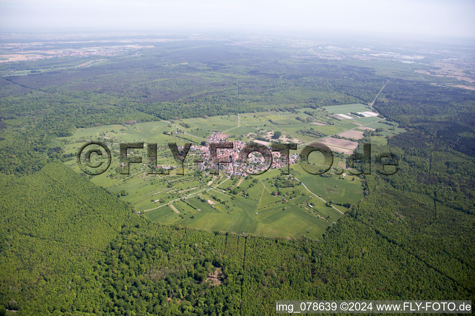 Vue aérienne de Vue sur le village à le quartier Büchelberg in Wörth am Rhein dans le département Rhénanie-Palatinat, Allemagne