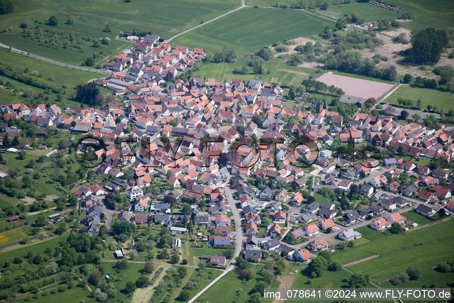 Vue aérienne de Vue sur le village à le quartier Büchelberg in Wörth am Rhein dans le département Rhénanie-Palatinat, Allemagne