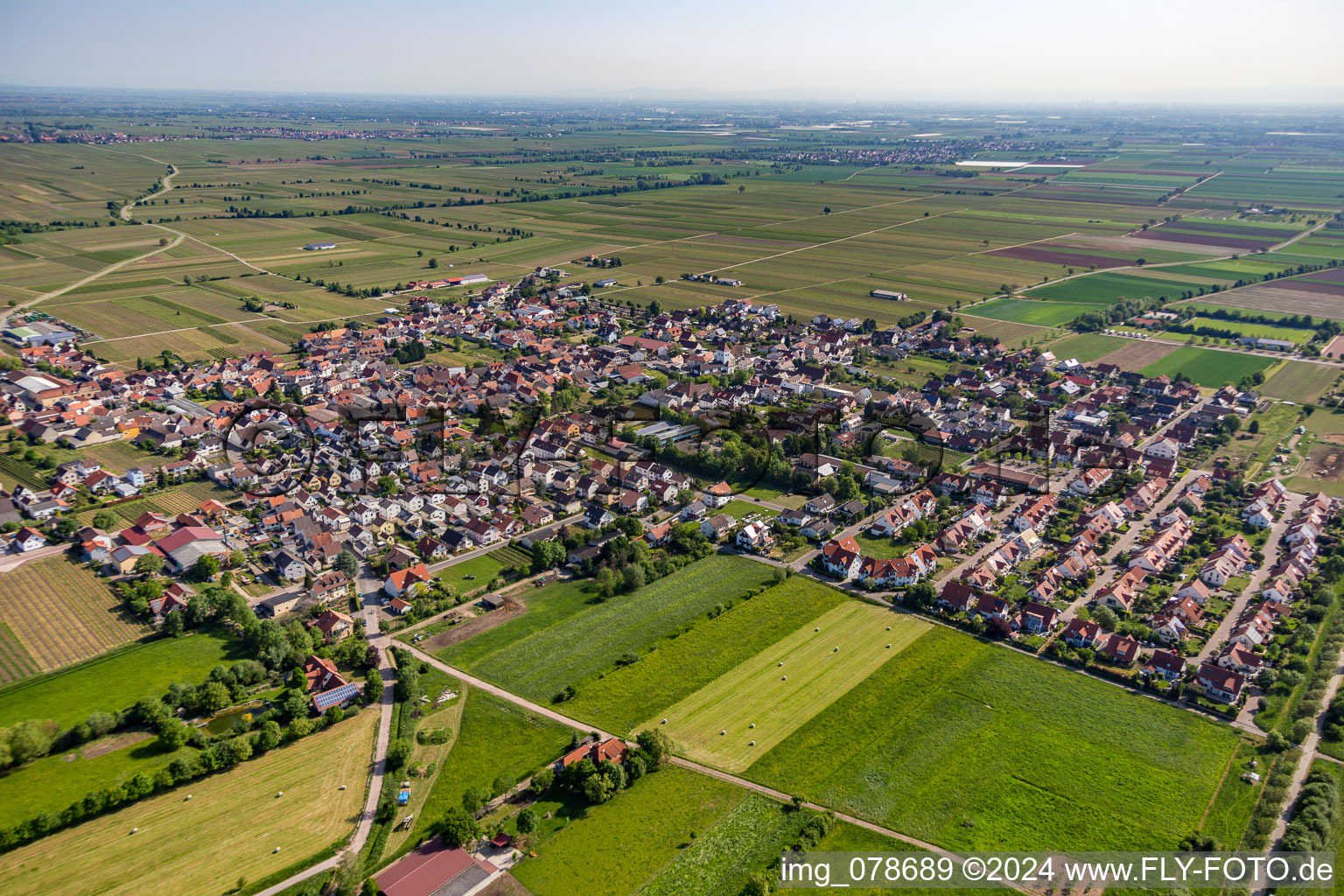 Vue aérienne de Vignes et champs à le quartier Niederkirchen in Niederkirchen bei Deidesheim dans le département Rhénanie-Palatinat, Allemagne