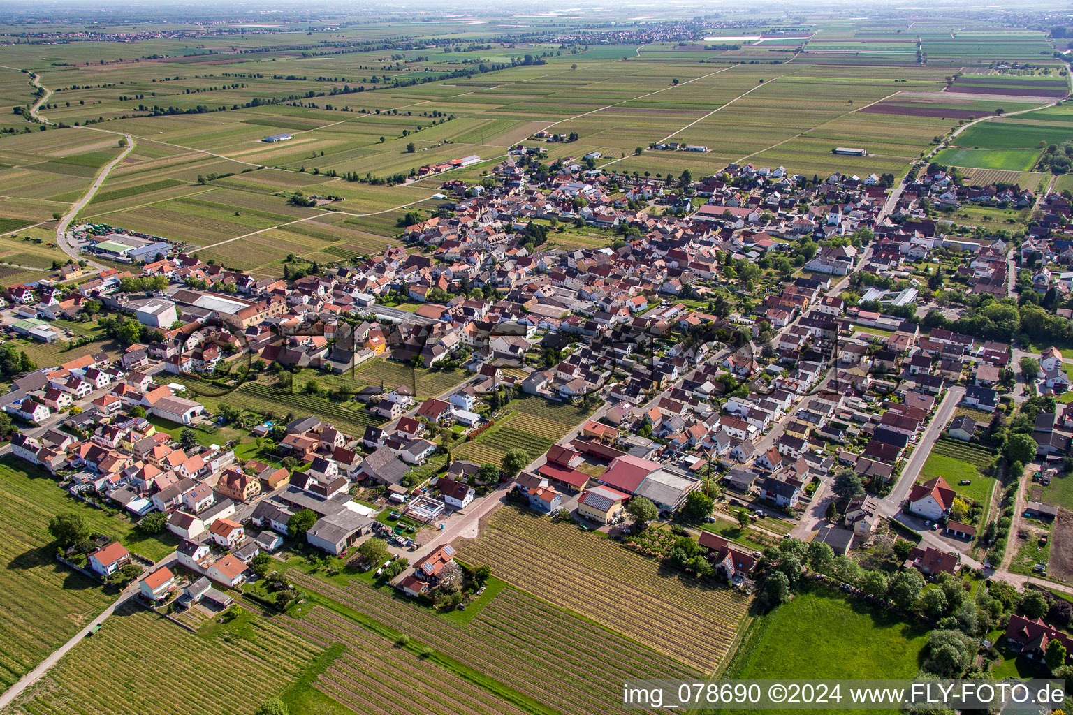 Vue aérienne de Du sud-ouest à le quartier Niederkirchen in Niederkirchen bei Deidesheim dans le département Rhénanie-Palatinat, Allemagne