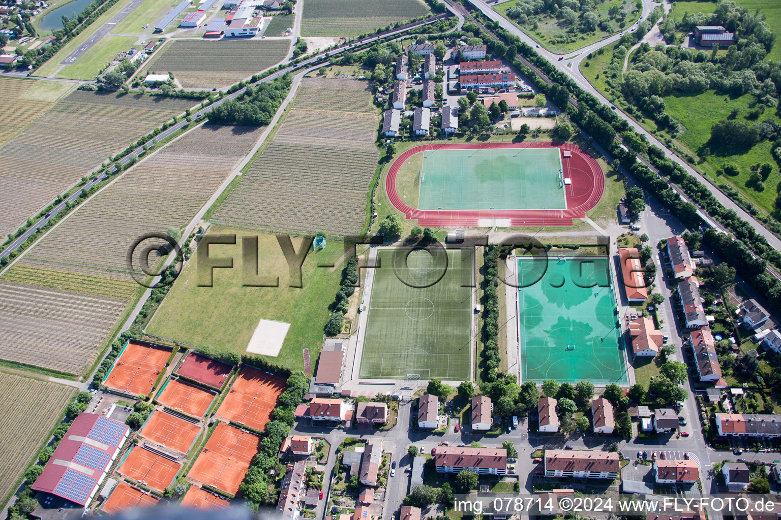 Vue aérienne de Trift, terrains de sport à Bad Dürkheim dans le département Rhénanie-Palatinat, Allemagne