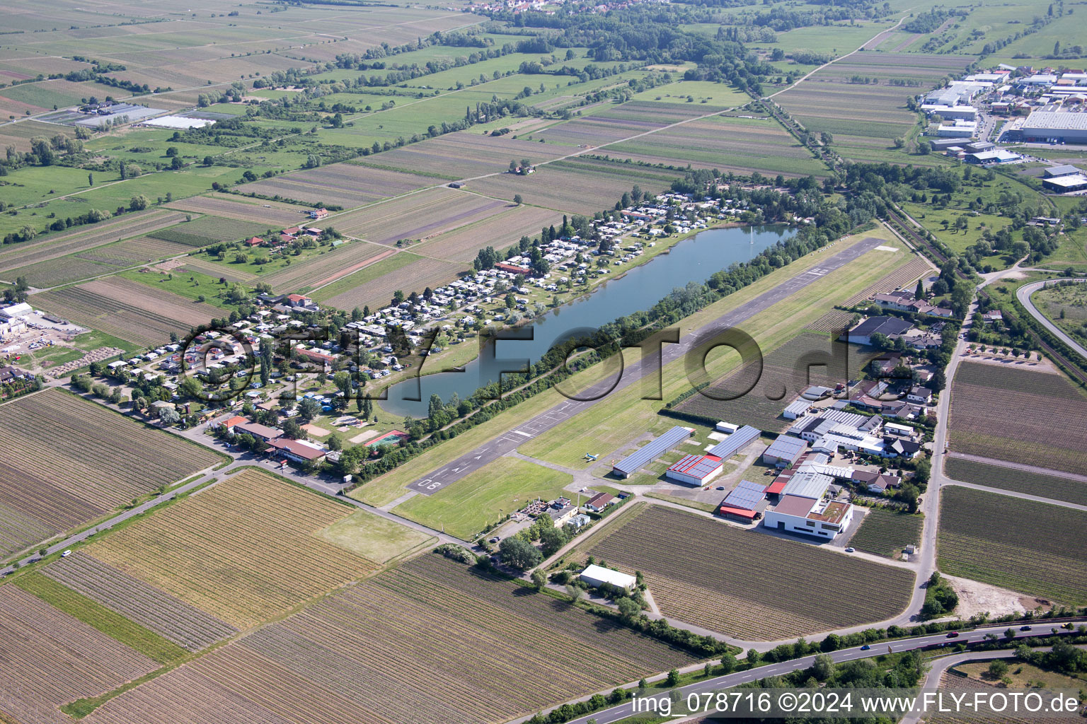 Vue aérienne de Parc de camping Knaus à le quartier Ungstein in Bad Dürkheim dans le département Rhénanie-Palatinat, Allemagne