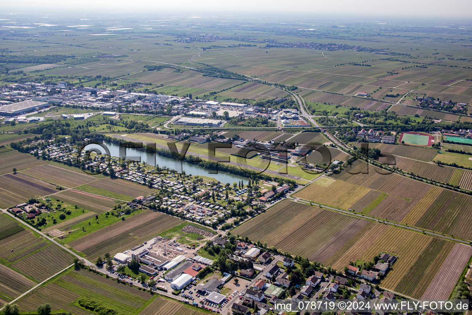 Vue aérienne de Camping Almensee à l'aéroport à le quartier Ungstein in Bad Dürkheim dans le département Rhénanie-Palatinat, Allemagne