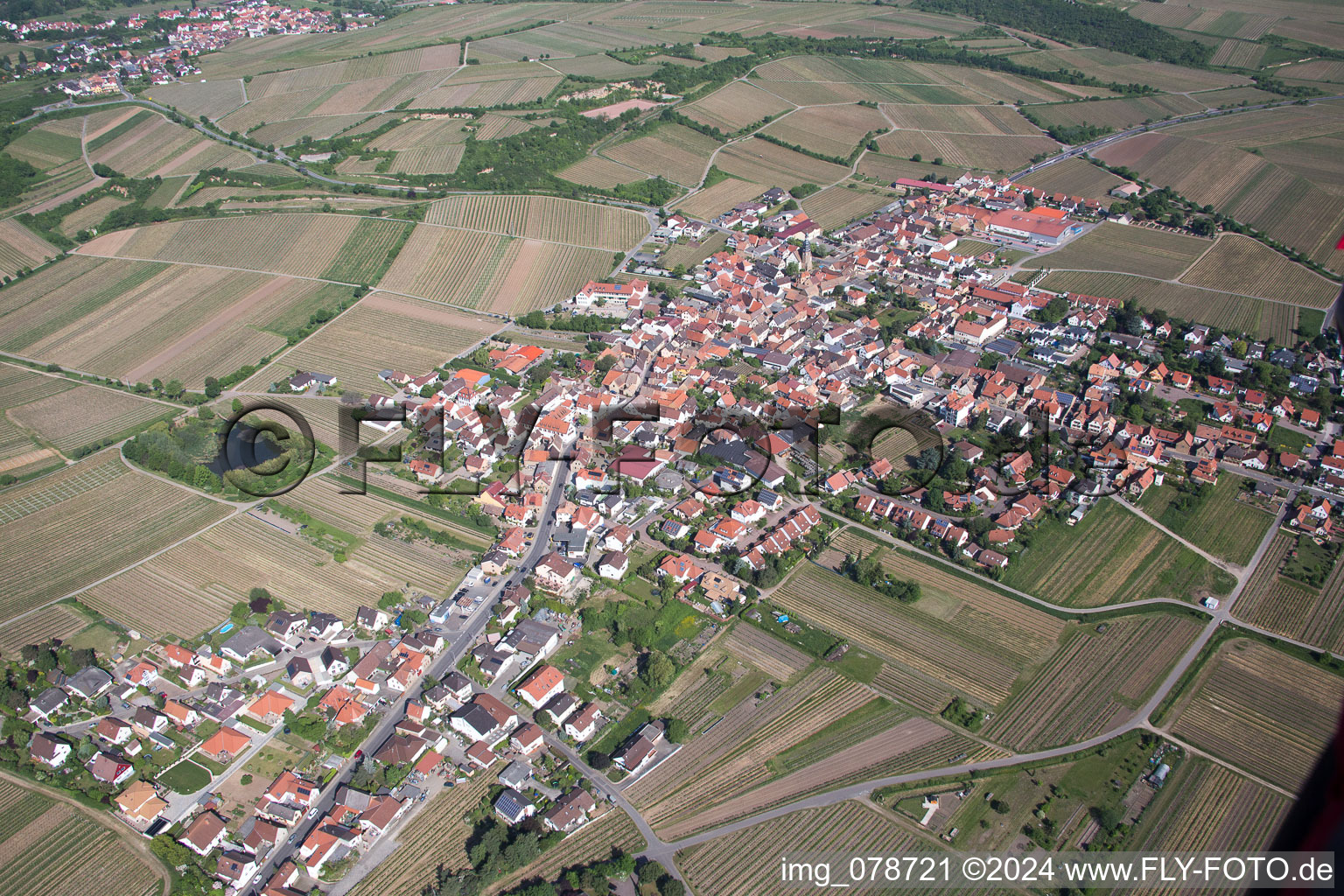 Vue aérienne de Kallstadt dans le département Rhénanie-Palatinat, Allemagne