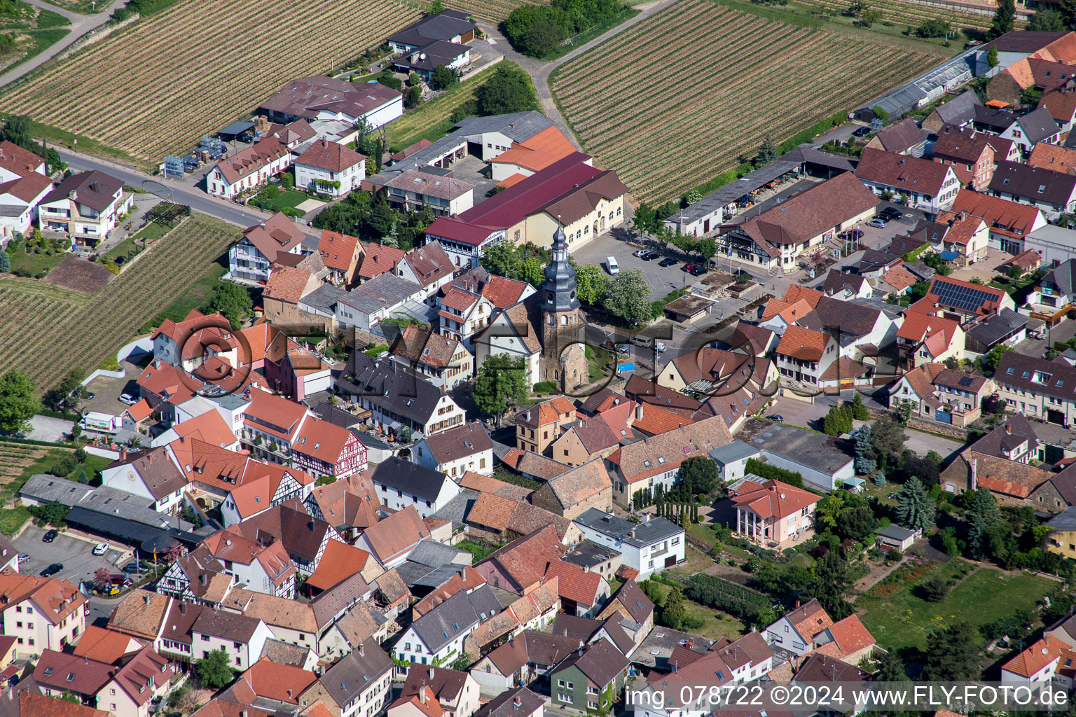 Vue aérienne de Bâtiment d'église au centre du village à Kallstadt dans le département Rhénanie-Palatinat, Allemagne