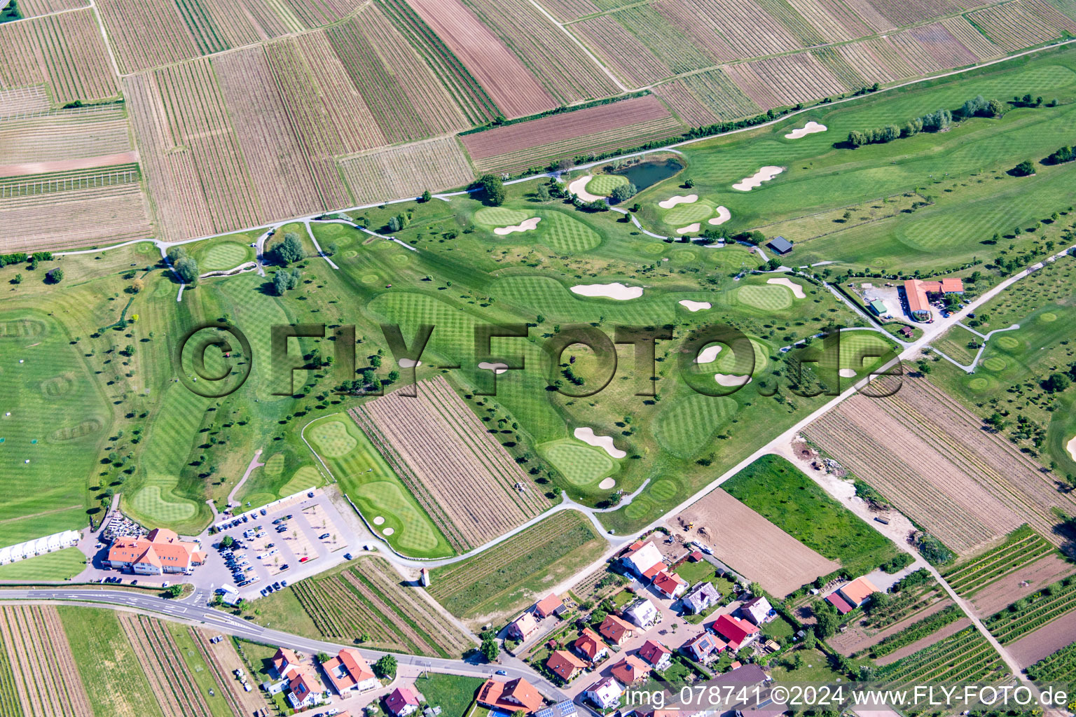 Terrain de golf à Dackenheim dans le département Rhénanie-Palatinat, Allemagne vue du ciel