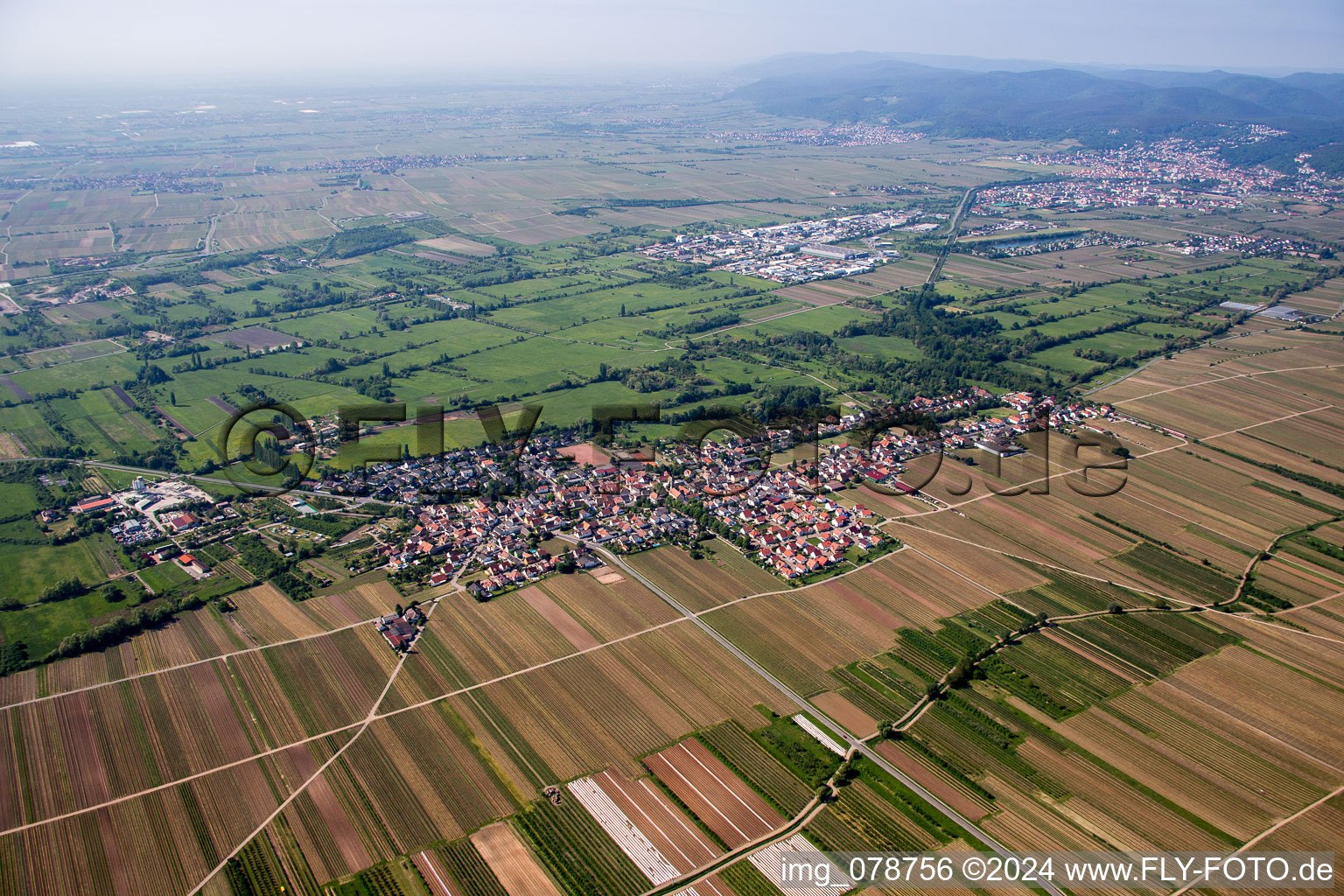 Vue aérienne de Champs agricoles et surfaces utilisables à Erpolzheim dans le département Rhénanie-Palatinat, Allemagne