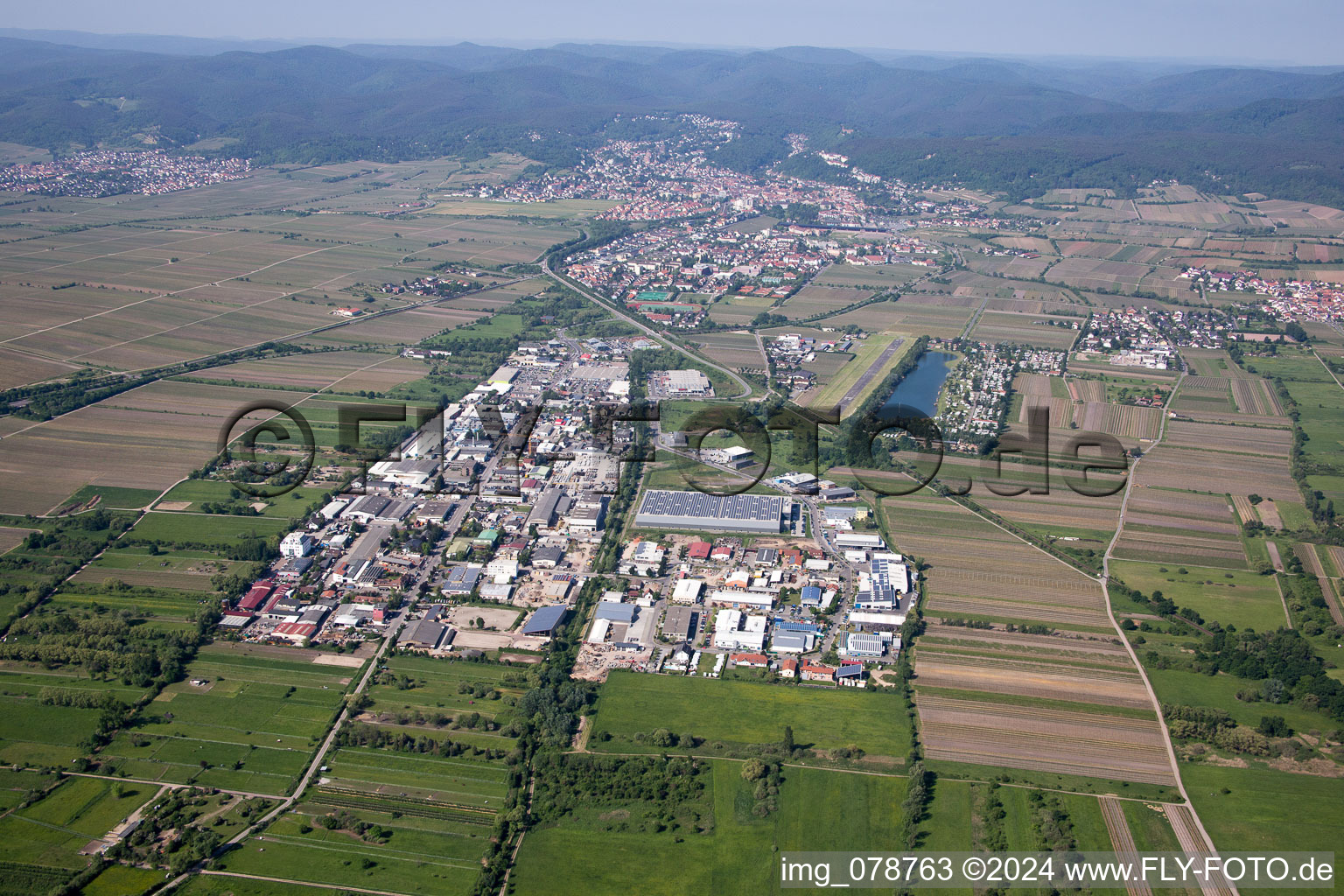 Vue aérienne de Zone industrielle Bruchstr à Bad Dürkheim dans le département Rhénanie-Palatinat, Allemagne