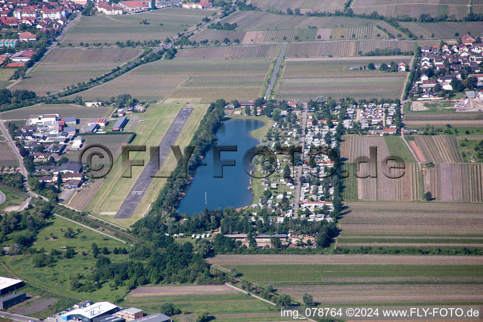 Vue aérienne de Aéroport, camping à Bad Dürkheim dans le département Rhénanie-Palatinat, Allemagne