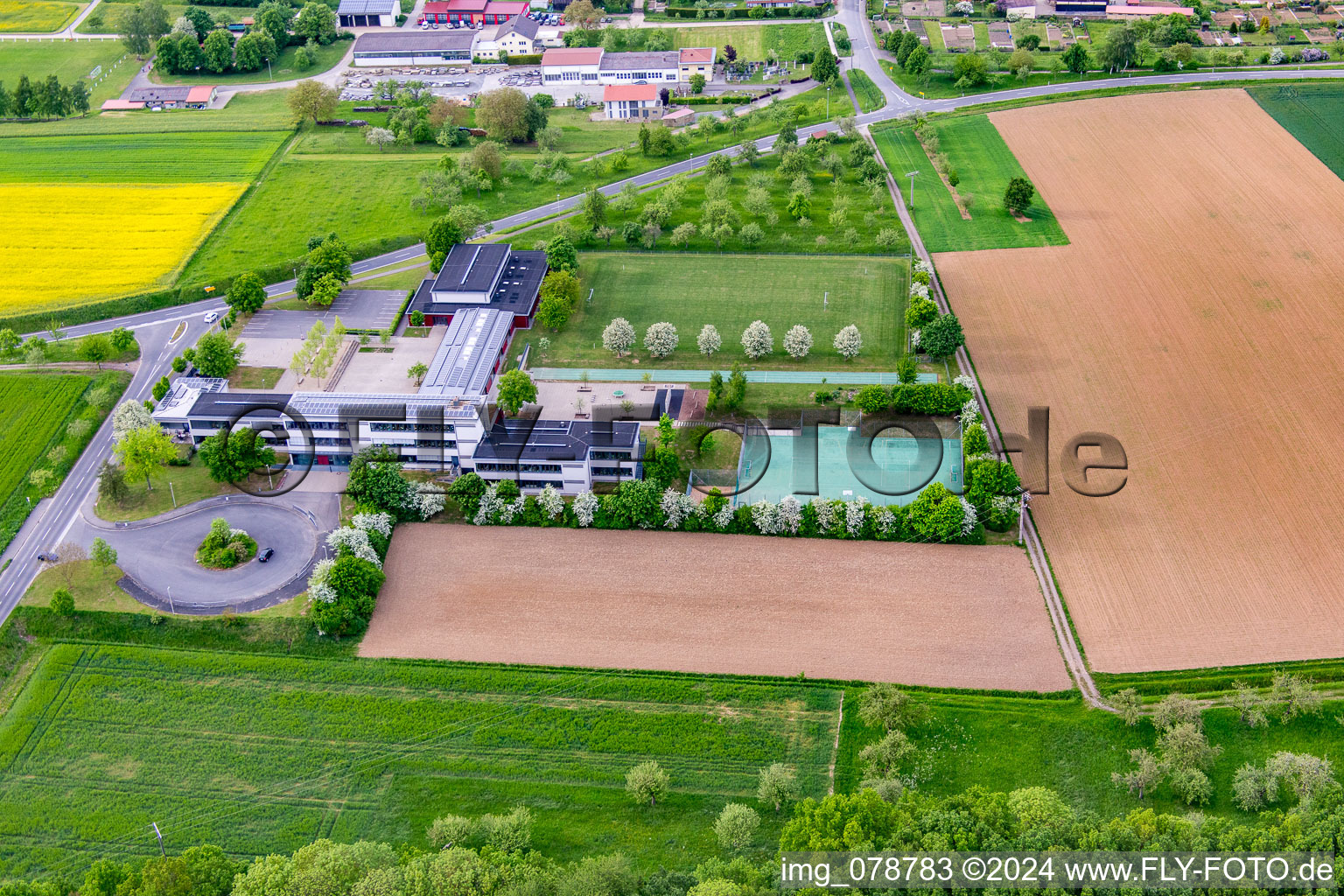 Vue aérienne de École primaire Werneck Bâtiment scolaire Schleerieth à le quartier Schleerieth in Werneck dans le département Bavière, Allemagne