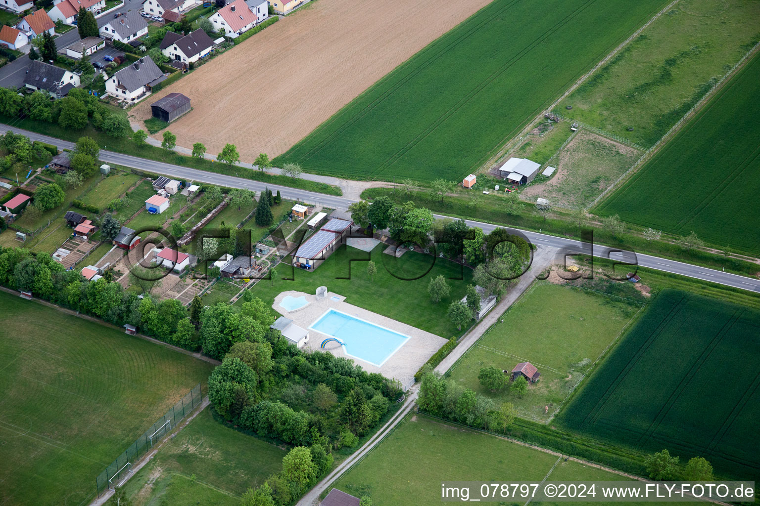 Vue aérienne de Piscine extérieure à le quartier Schraudenbach in Werneck dans le département Bavière, Allemagne