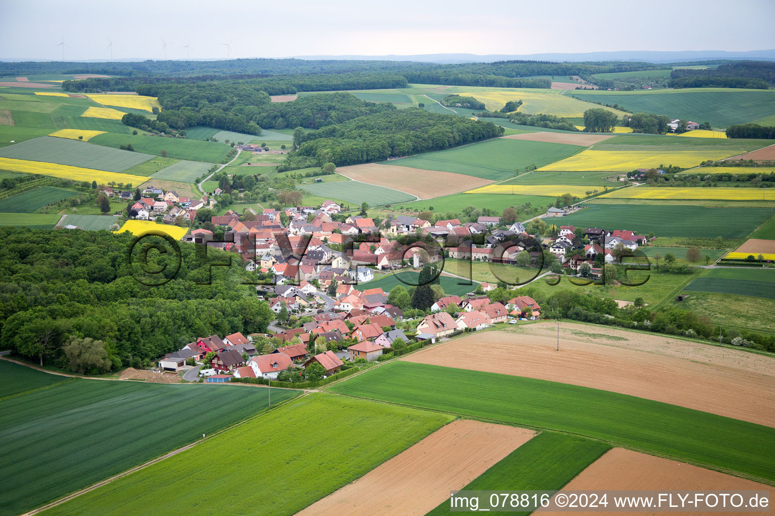 Vue aérienne de Vue des rues et des maisons des quartiers résidentiels à le quartier Binsbach in Arnstein dans le département Bavière, Allemagne