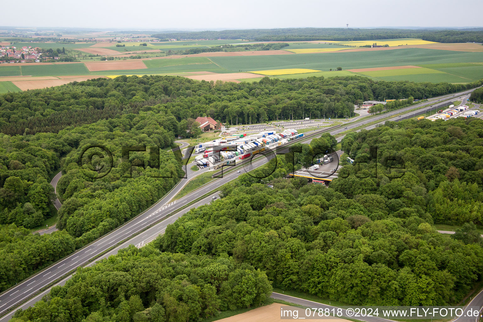 Vue aérienne de Itinéraire et voies le long de l'aire d'autoroute et du parking du BAB A7 Riedener Wald Ost à Hausen à Hausen bei Würzburg dans le département Bavière, Allemagne