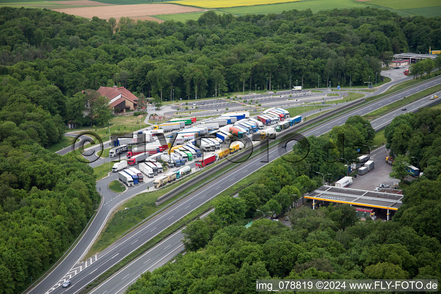 Vue aérienne de Itinéraire et voies le long de l'aire d'autoroute et du parking du BAB A7 Riedener Wald Ost à Hausen à Arnstein dans le département Bavière, Allemagne