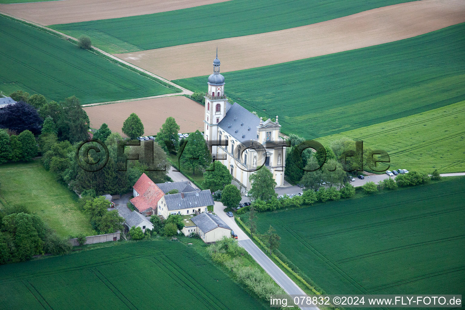 Vue aérienne de Fährbrück, église de pèlerinage à le quartier Hausen in Hausen bei Würzburg dans le département Bavière, Allemagne