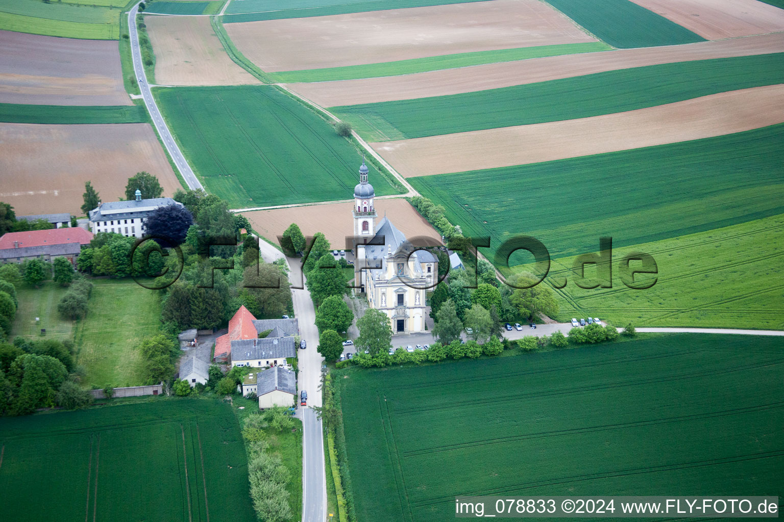 Vue aérienne de Fährbrück, église de pèlerinage à le quartier Hausen in Hausen bei Würzburg dans le département Bavière, Allemagne