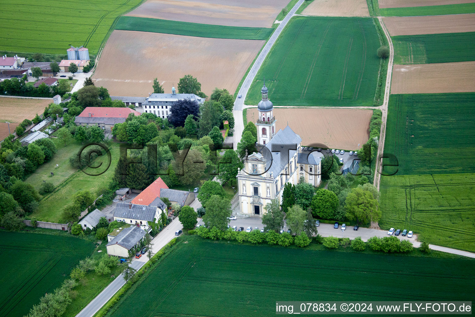 Vue aérienne de Église de pèlerinage de Fährbrück à Hausen à le quartier Hausen in Hausen bei Würzburg dans le département Bavière, Allemagne