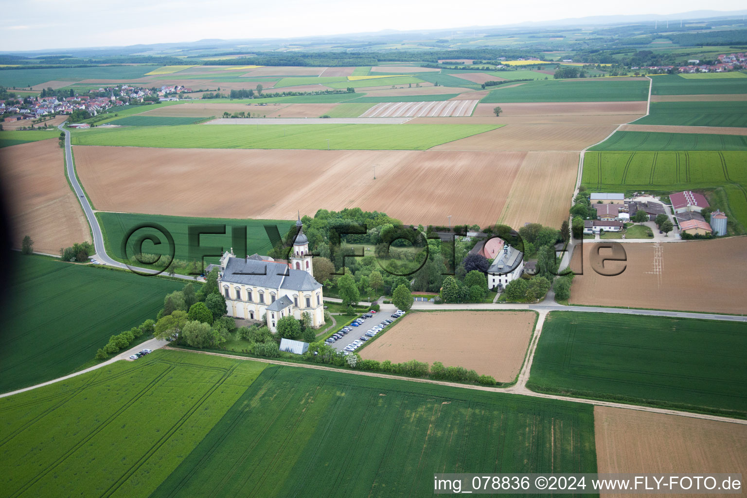 Vue oblique de Fährbrück, église de pèlerinage à le quartier Hausen in Hausen bei Würzburg dans le département Bavière, Allemagne