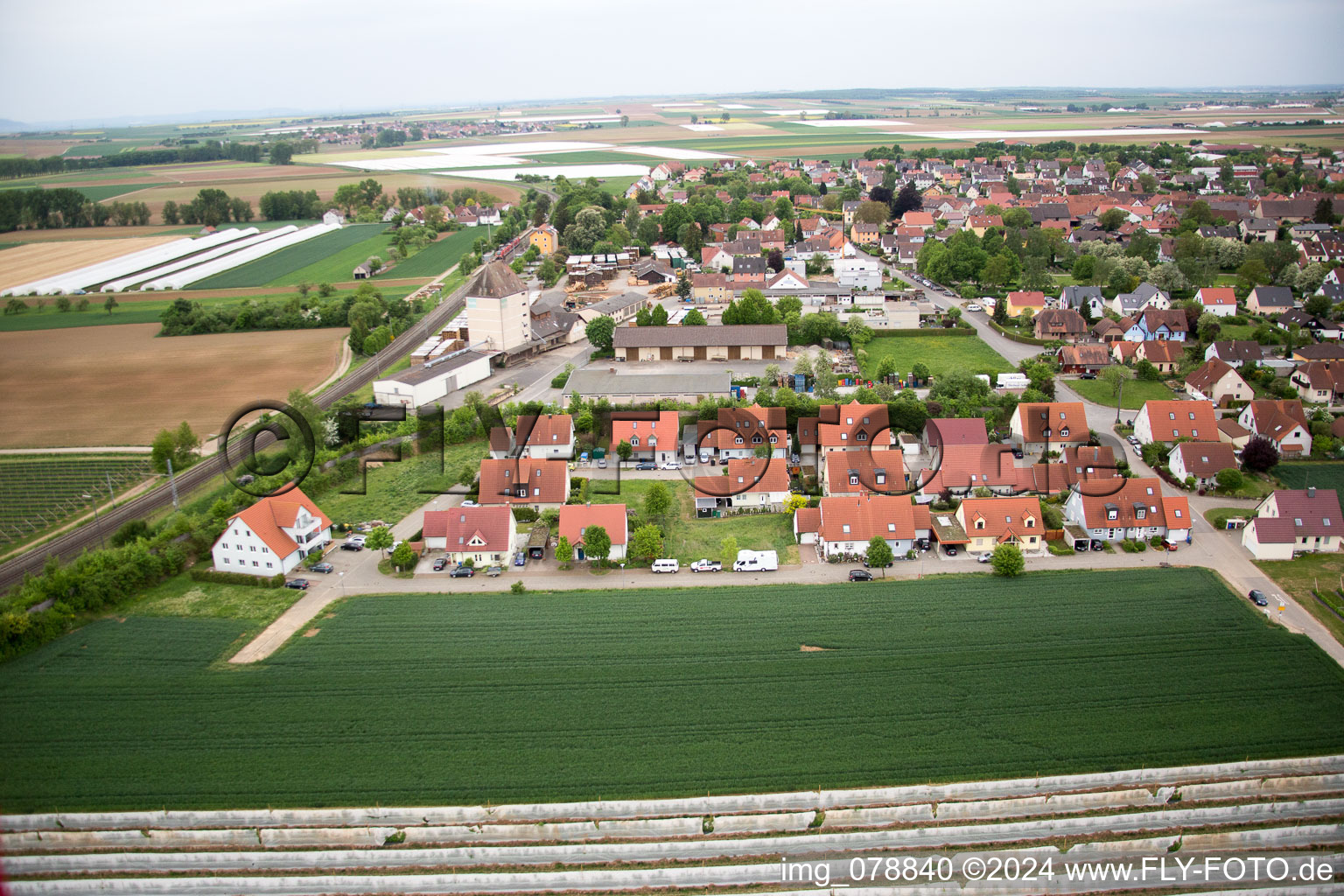 Vue aérienne de Vue sur le village à Bergtheim dans le département Bavière, Allemagne