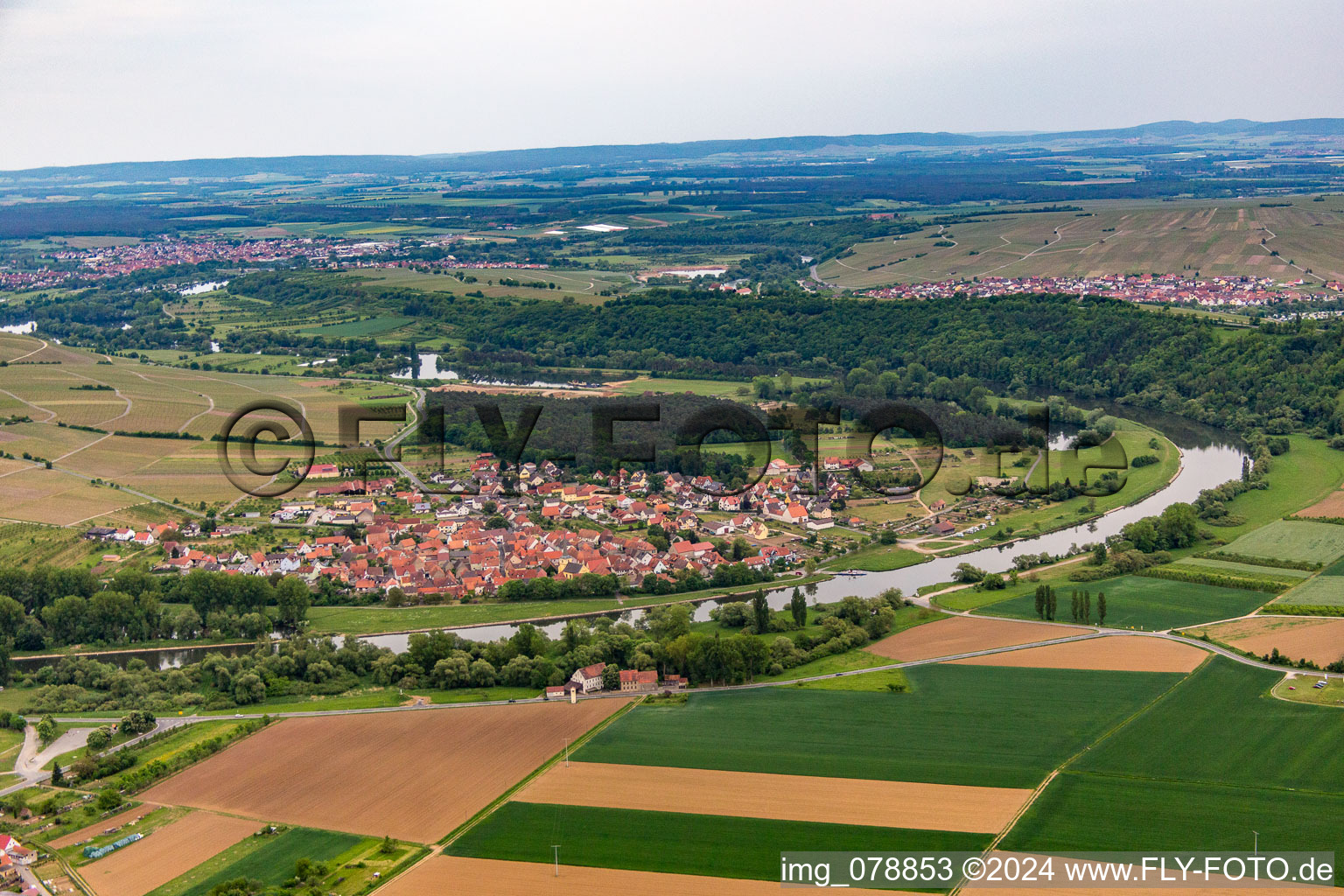 Vue aérienne de Ville viticole sur la Mainschleife à le quartier Fahr in Volkach dans le département Bavière, Allemagne