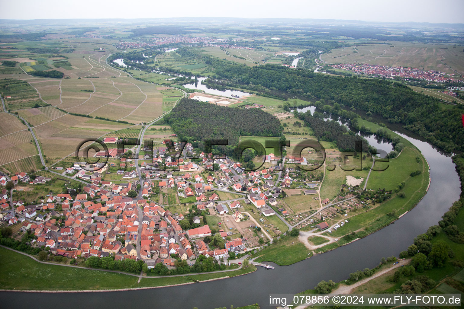 Vue aérienne de Zones riveraines de la boucle principale à le quartier Fahr in Volkach dans le département Bavière, Allemagne