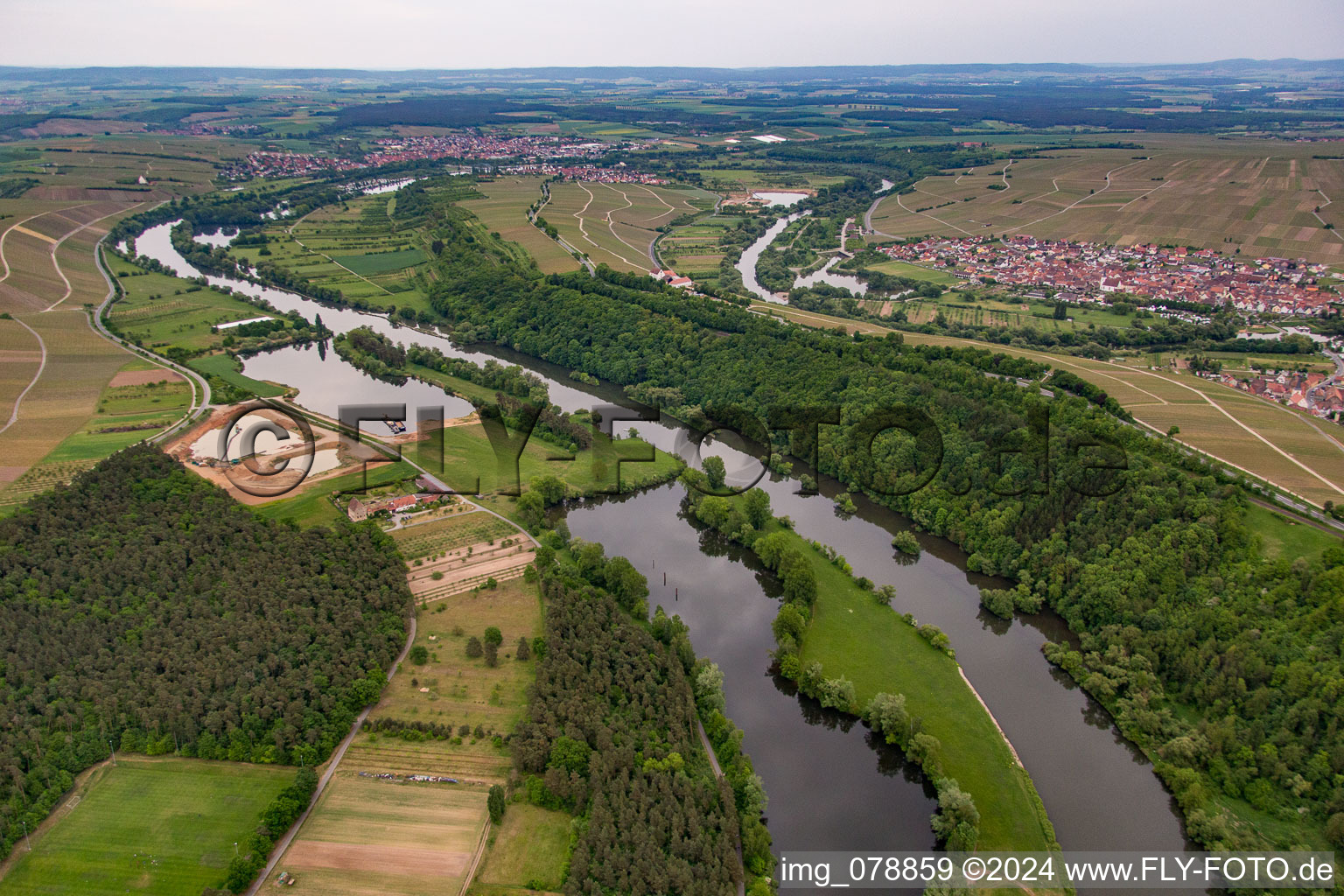 Vue aérienne de Quartier Escherndorf in Volkach dans le département Bavière, Allemagne