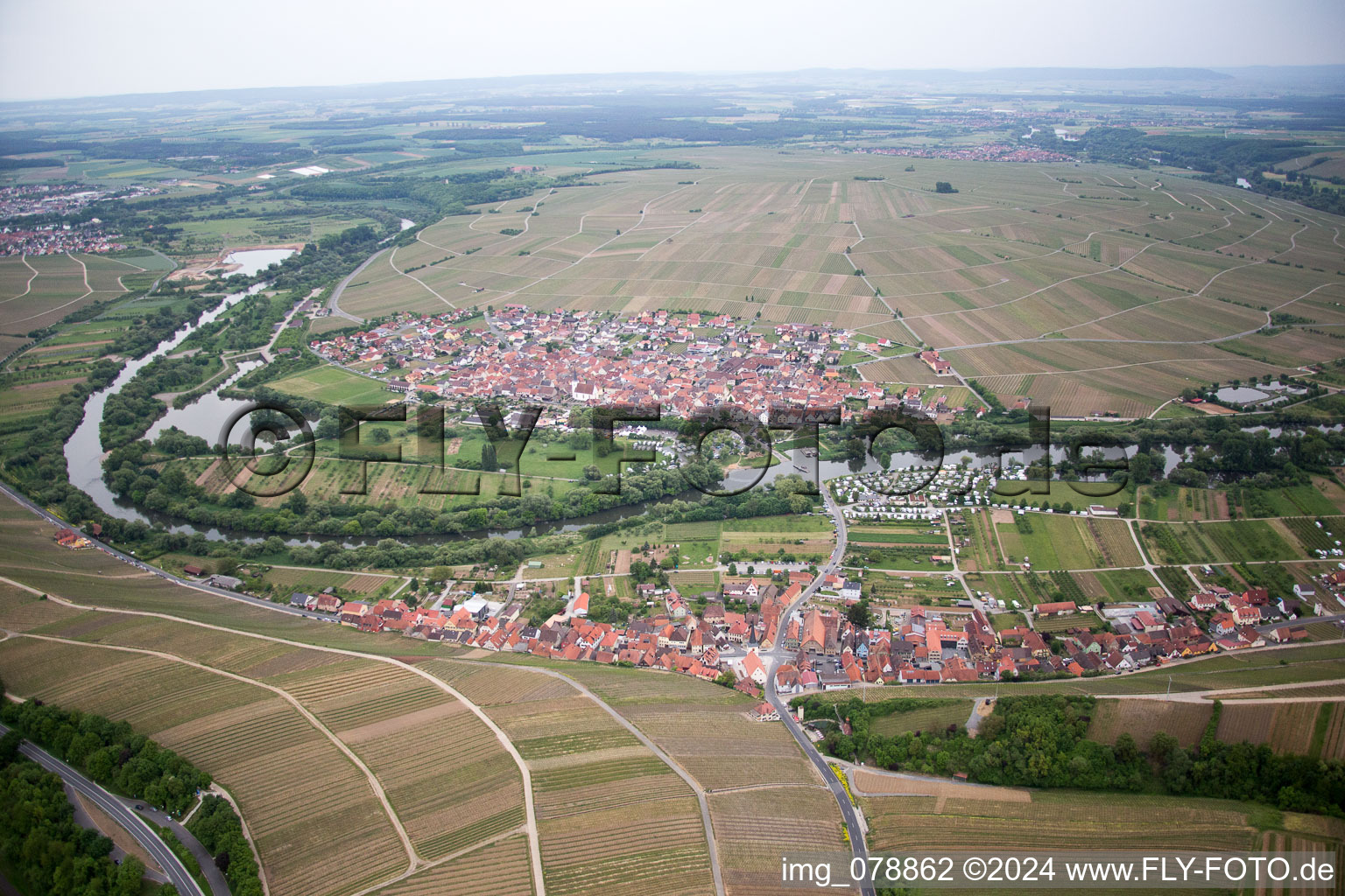 Vue aérienne de Zones riveraines de la boucle principale à le quartier Fahr in Volkach dans le département Bavière, Allemagne