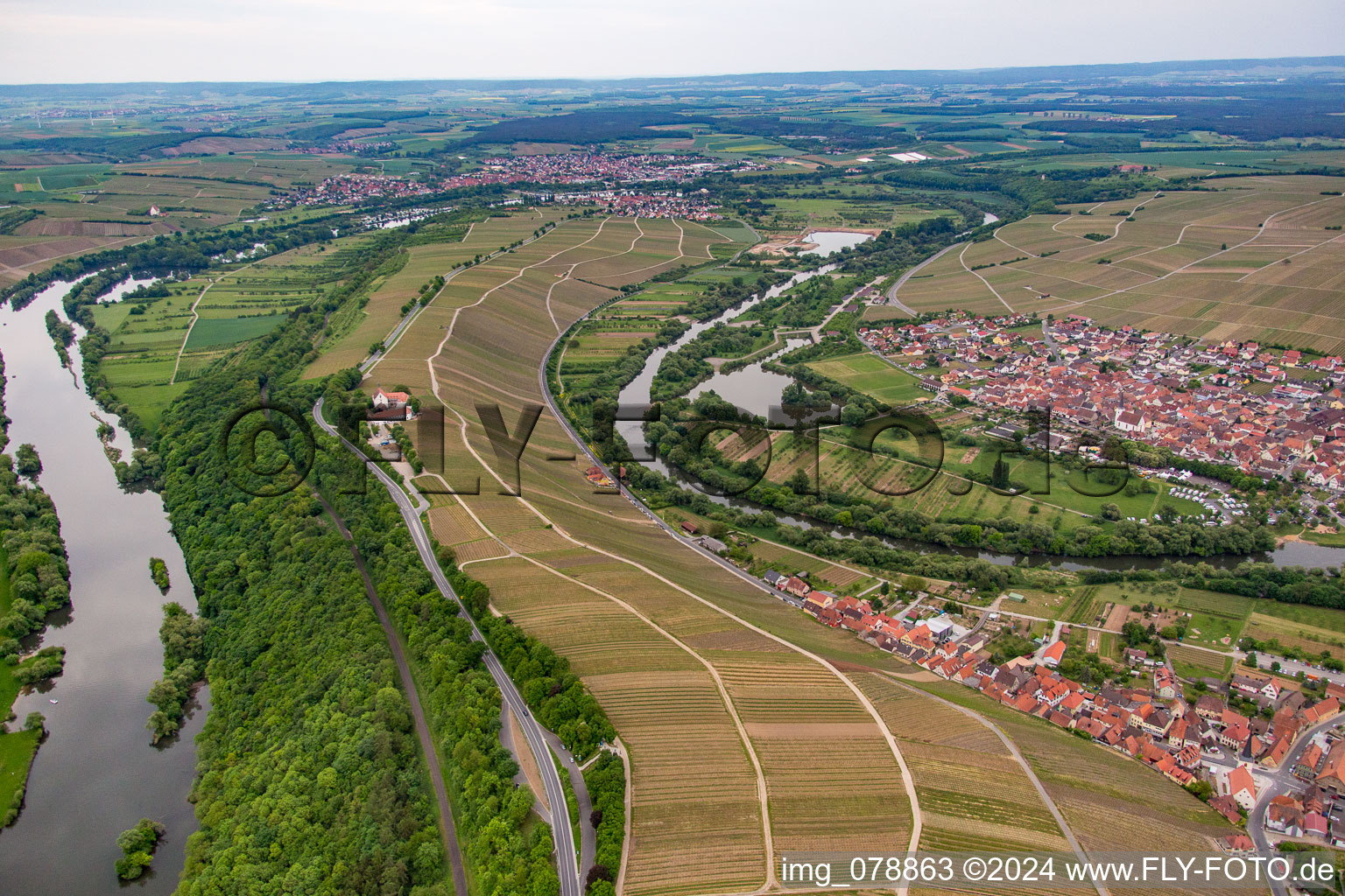 Vue aérienne de Vogelsbourg à le quartier Escherndorf in Volkach dans le département Bavière, Allemagne